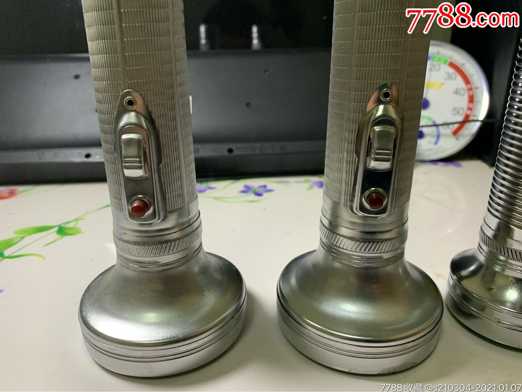 八十年代儿时记忆库存手电筒一套四件.完整未用,品相极好