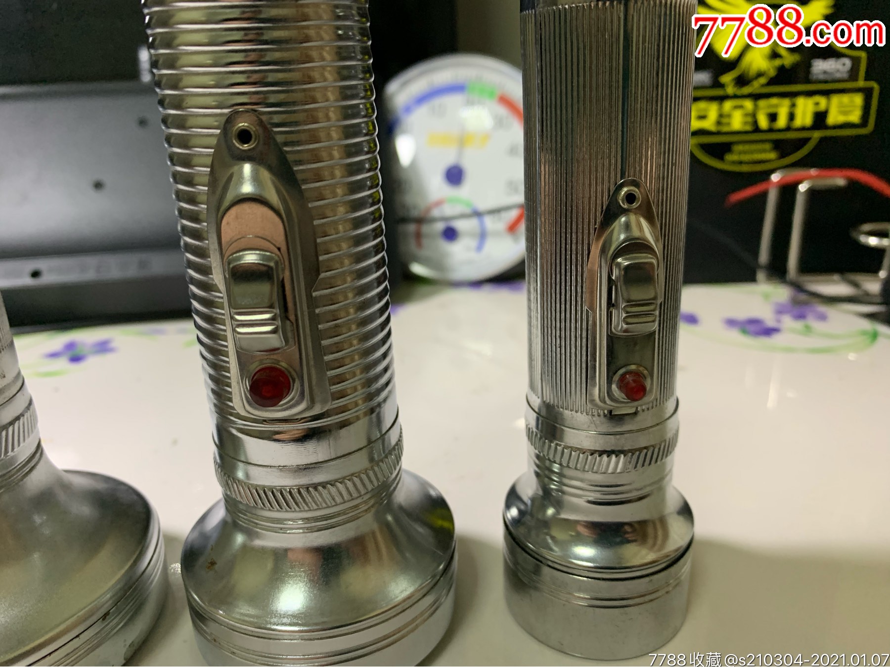 八十年代儿时记忆库存手电筒一套四件.完整未用,品相极好