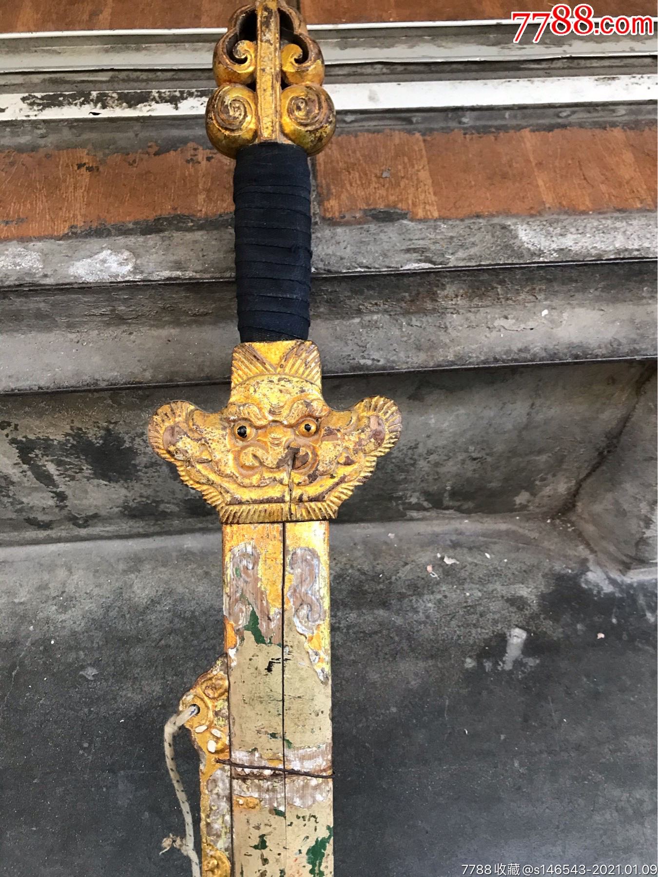 民国时期木剑一把,做工精细,画工精美,剑不是断是拼接