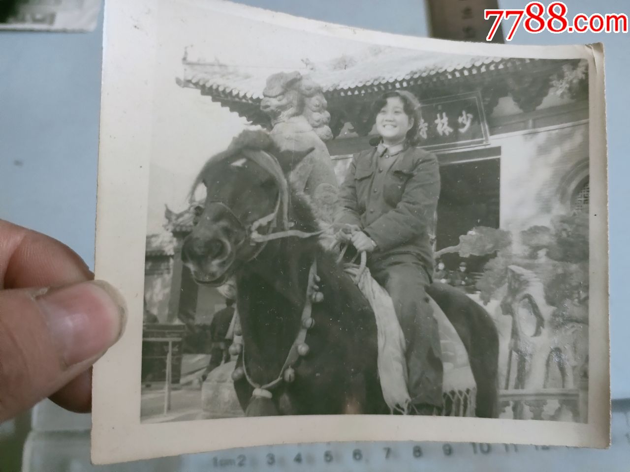 女军人少林寺前骑马留影(老照片)