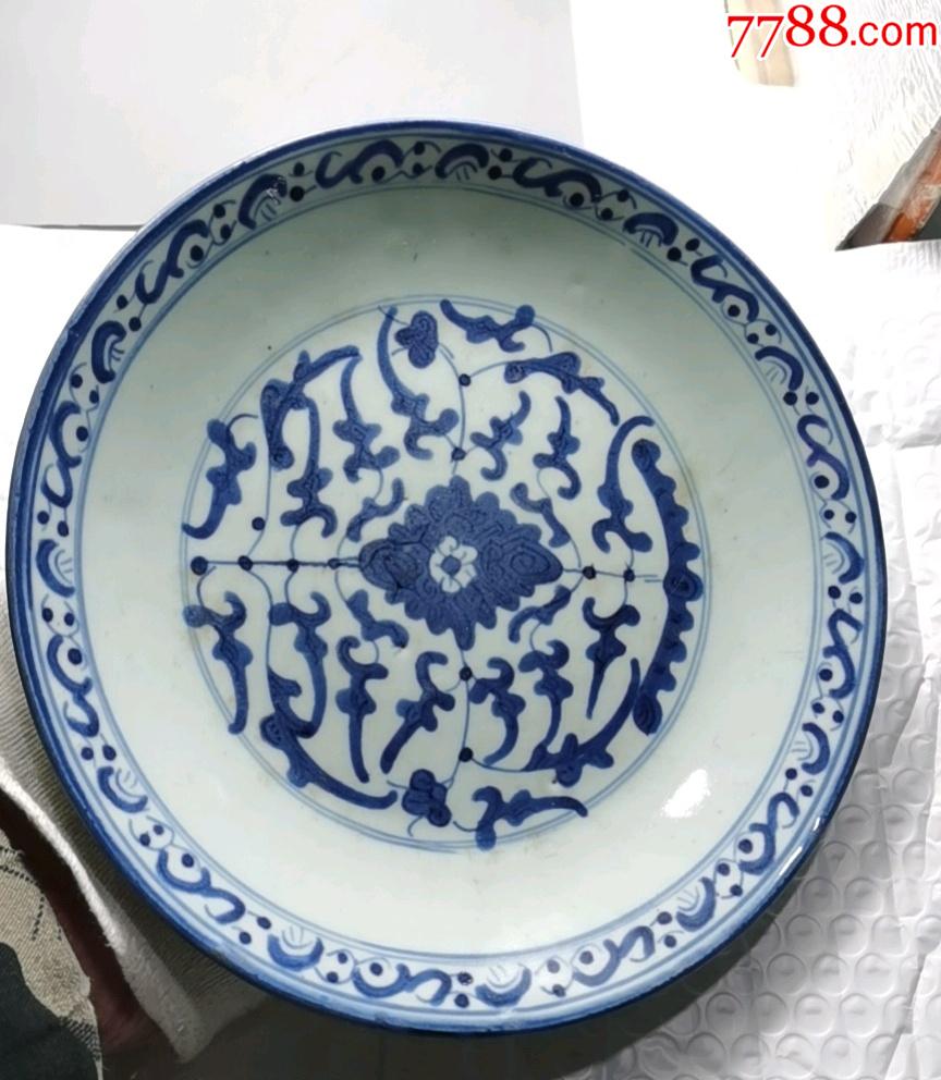 清代:青花缠枝莲瓷盘
