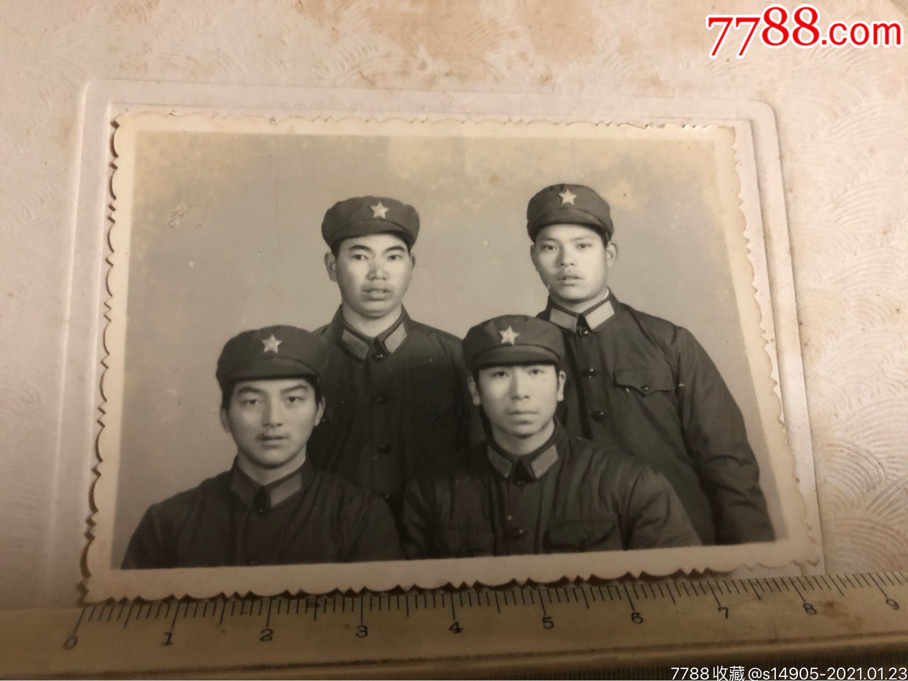 四个解放军战士合影老照片,带帖板,长兴照相-老照片-7788烟标收藏