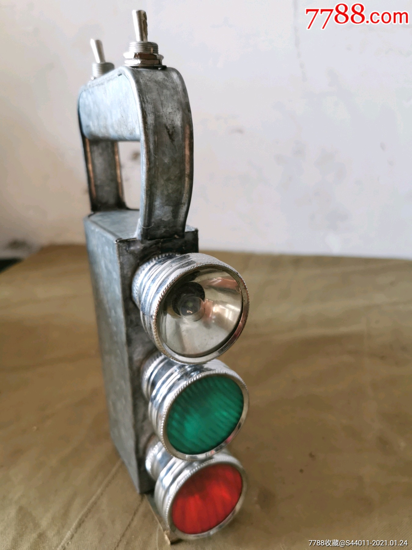 老铁路信号灯