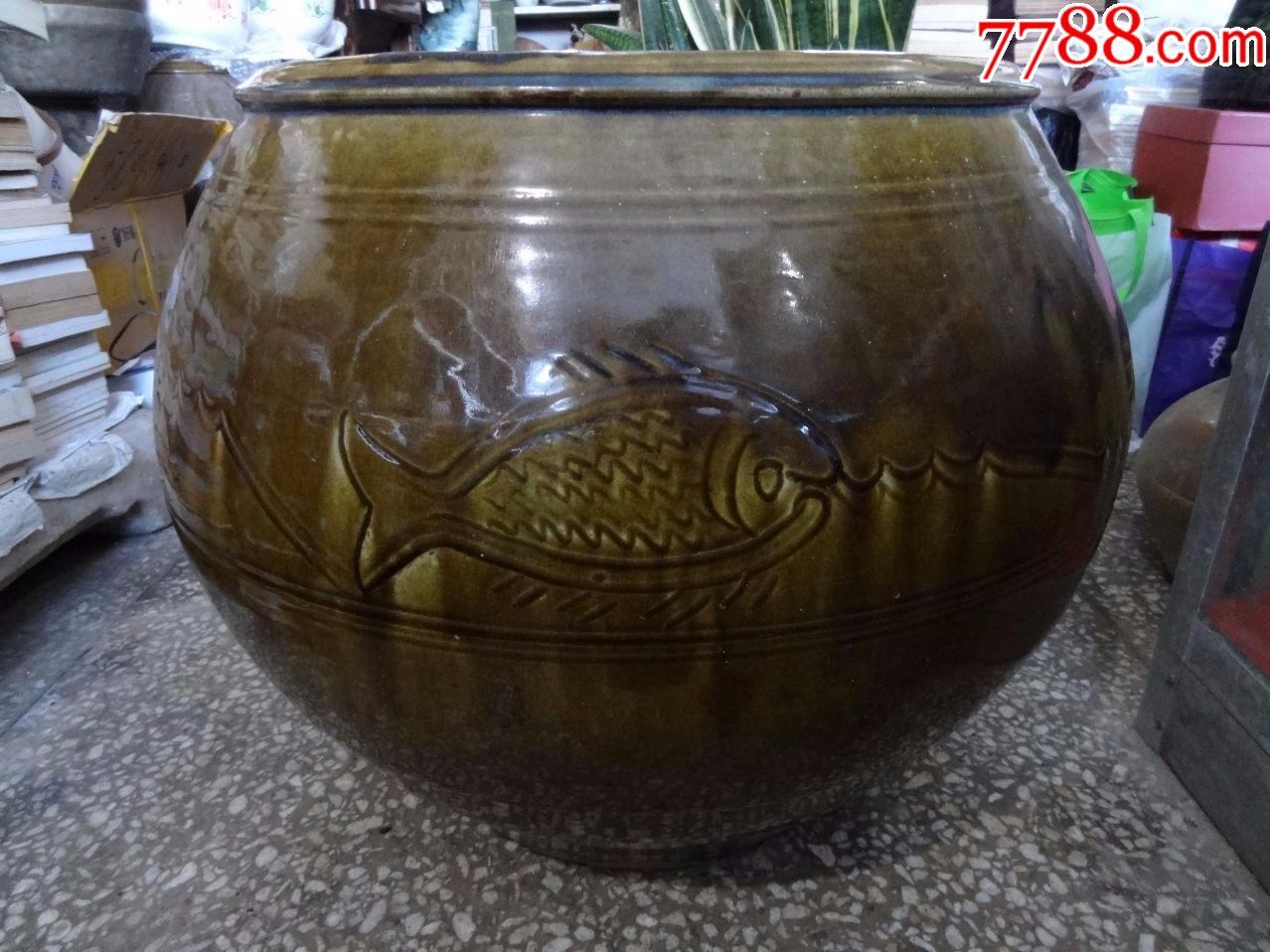 精品朝鲜百年圆肚型趟釉雕刻鱼图案老陶瓷缸陶器民俗品