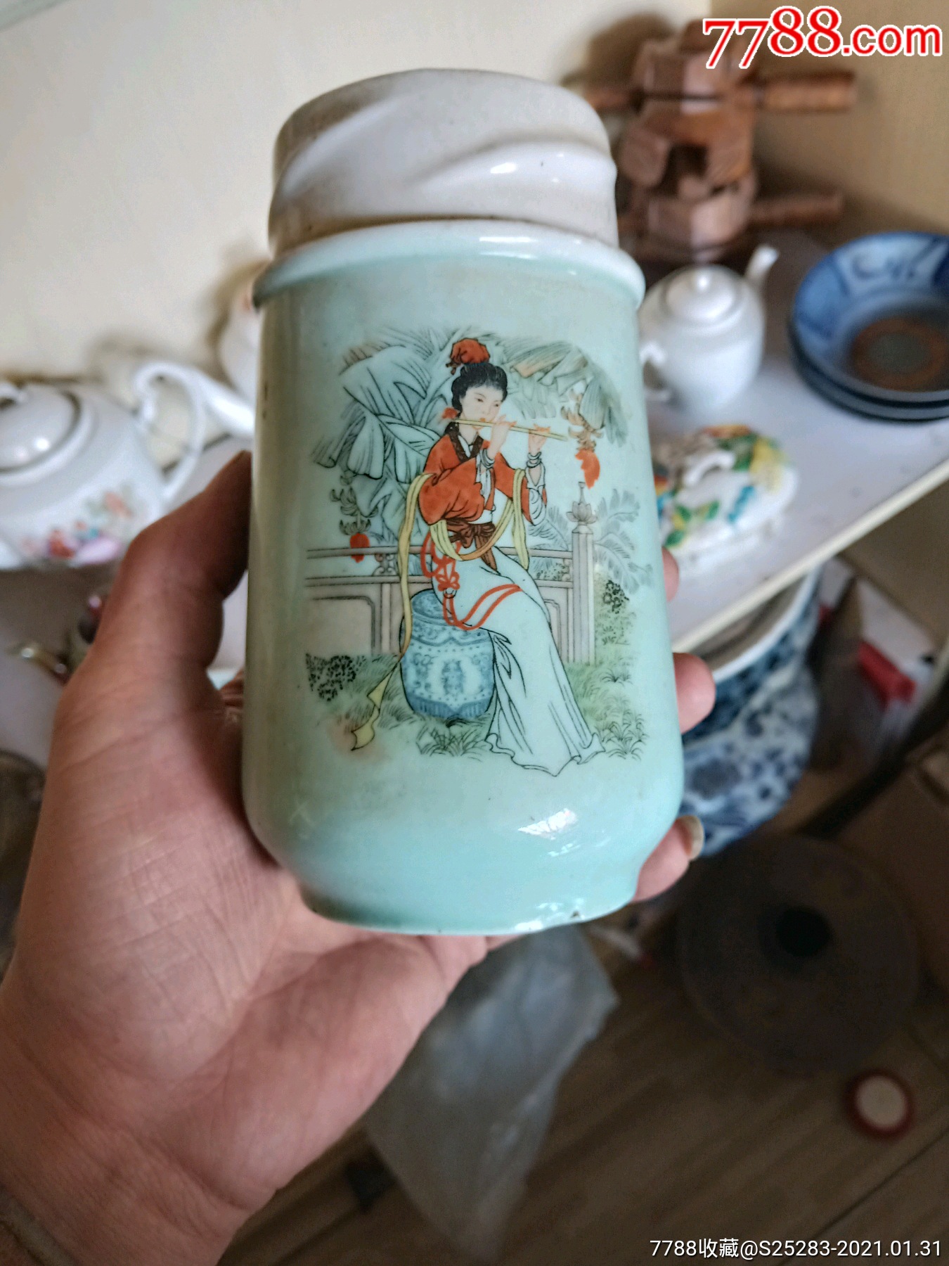 五六十年代一个瓷罐.没有盖子了,当笔筒不赖