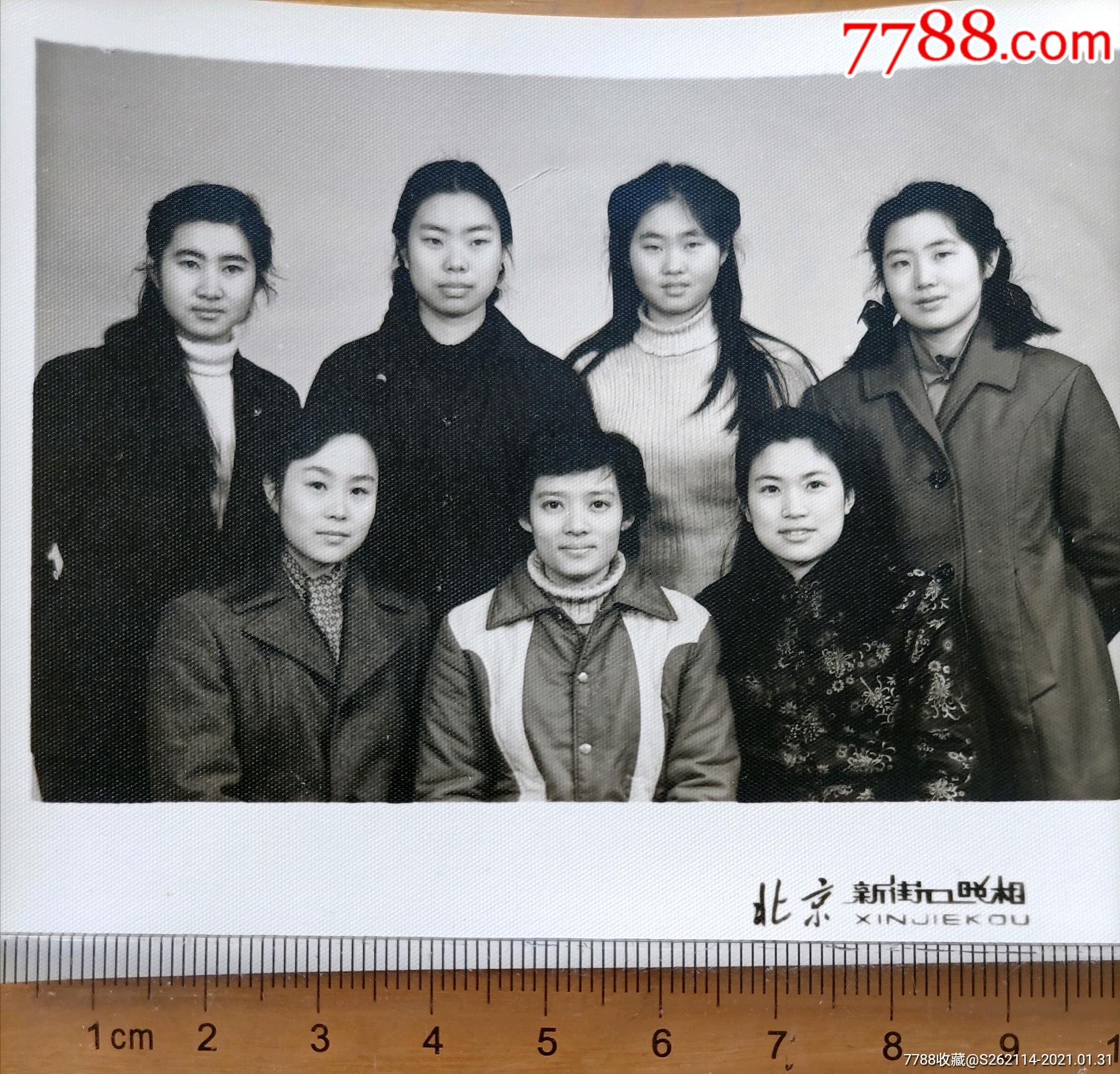 85年的时尚美女老照片合影,背面有名字
