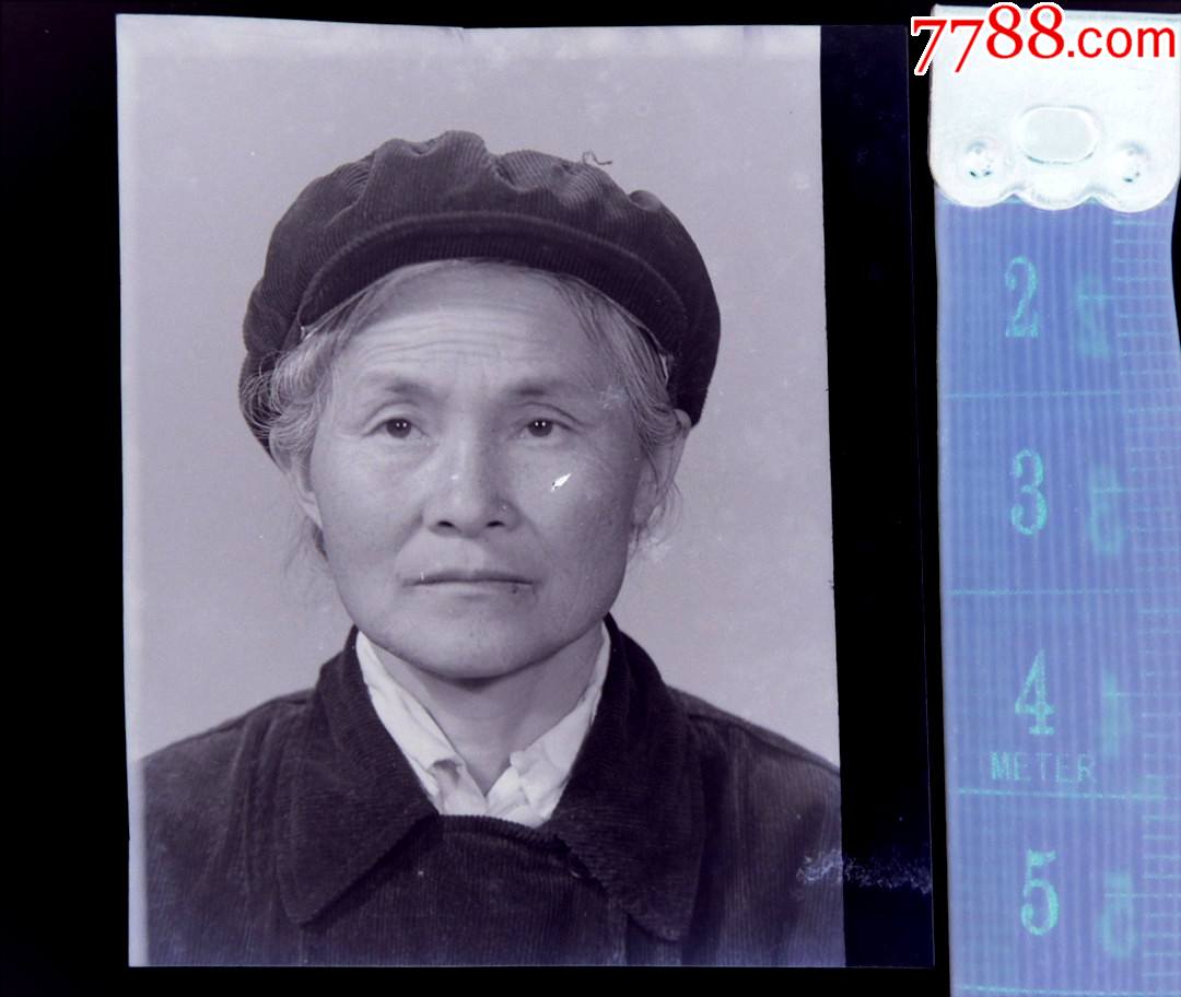 老照片收藏2003b3770年代边疆戴帽穿灯芯绒的老太太老底片