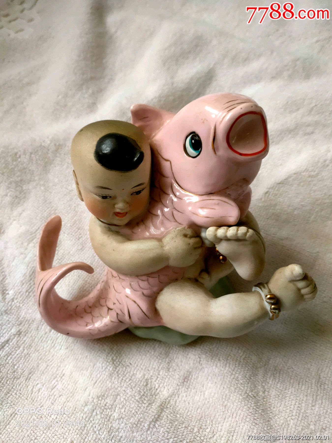 抱鱼娃娃
