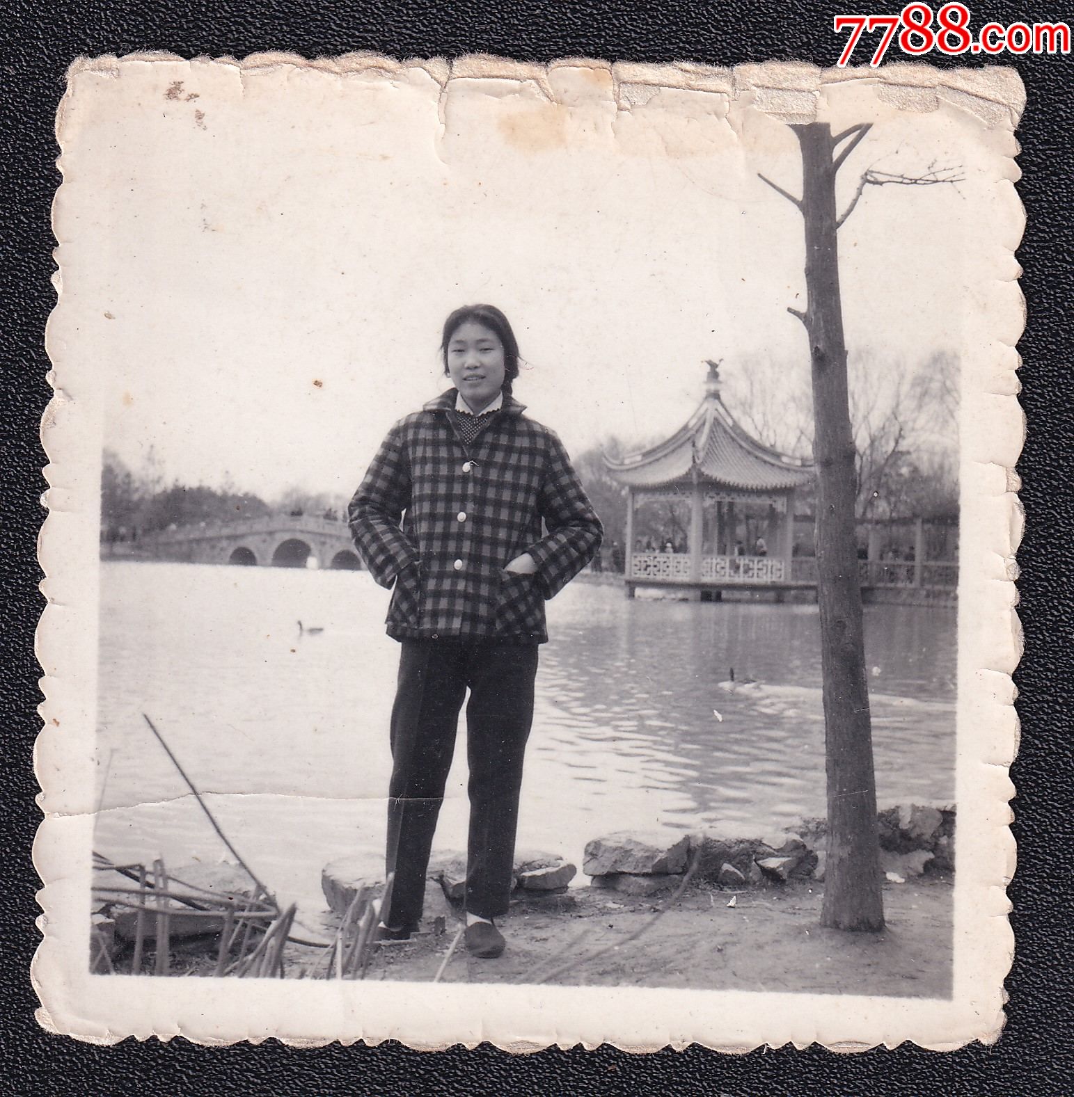 670年代女生风景老照片1张尺寸约66厘米