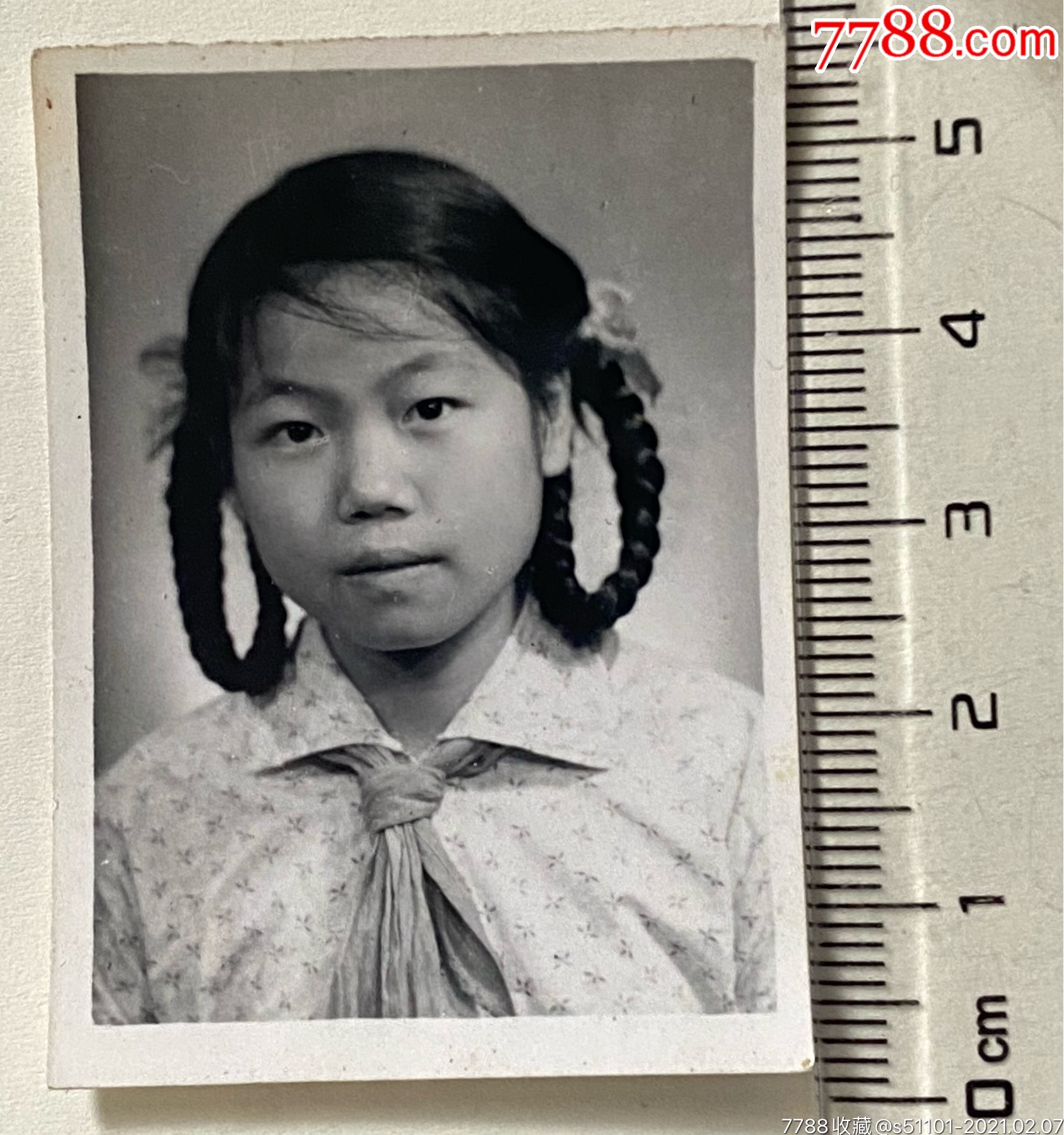 1959年梳麻花辫的小姑娘照