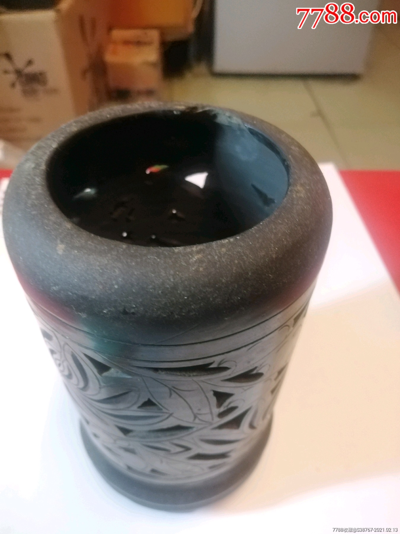 一个黑陶笔筒