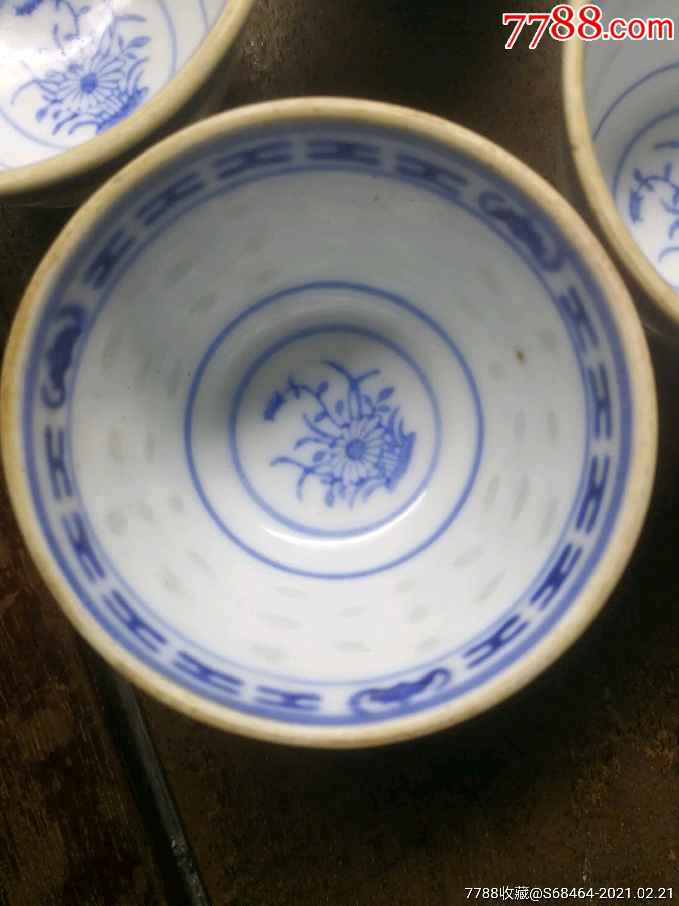 早期景德镇制底款工字纹兰花图青花玲珑酒茶杯4个,品优如图,透光性好.