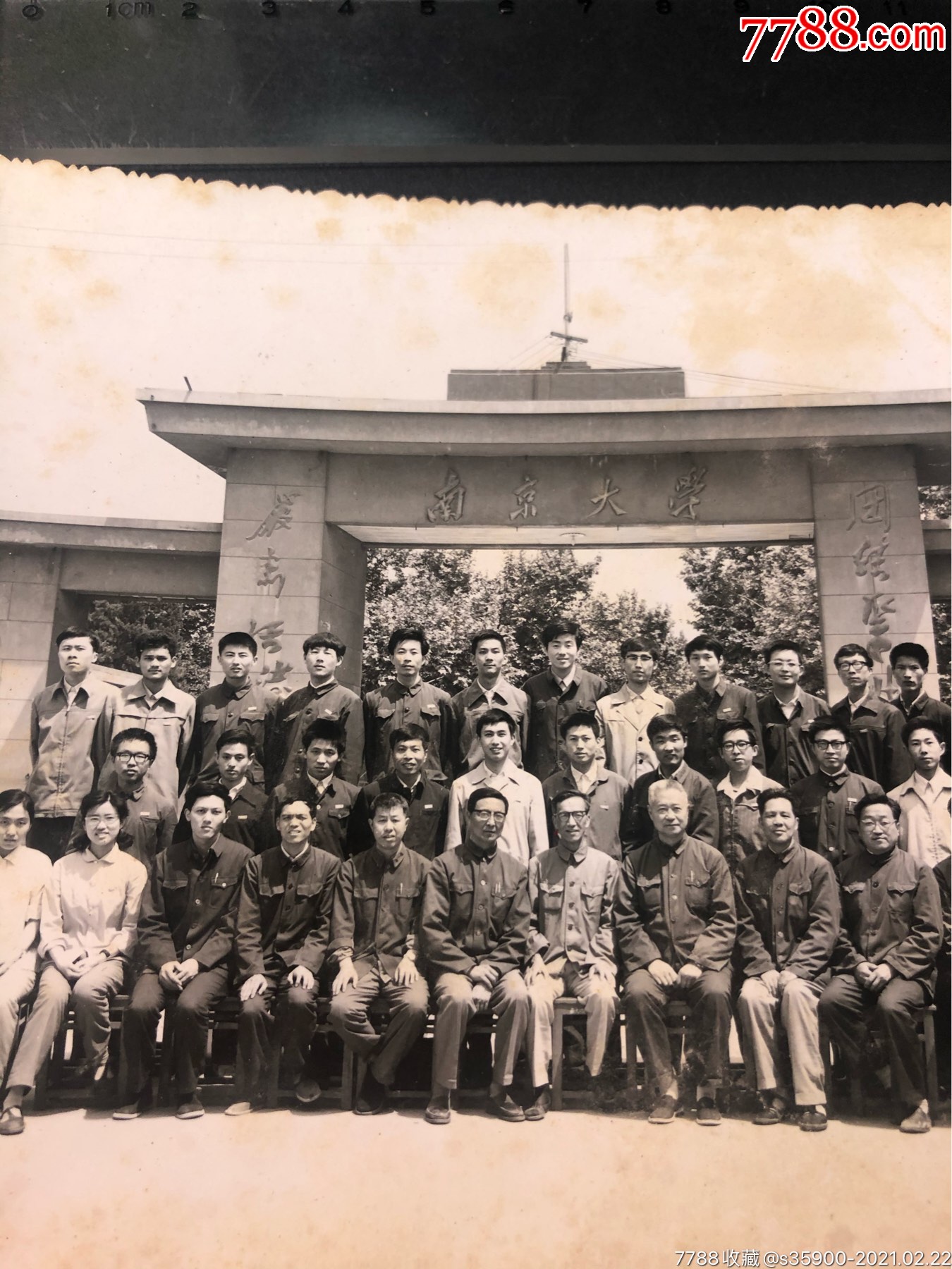 南京大学81年物理系磁学班老师和学生合影