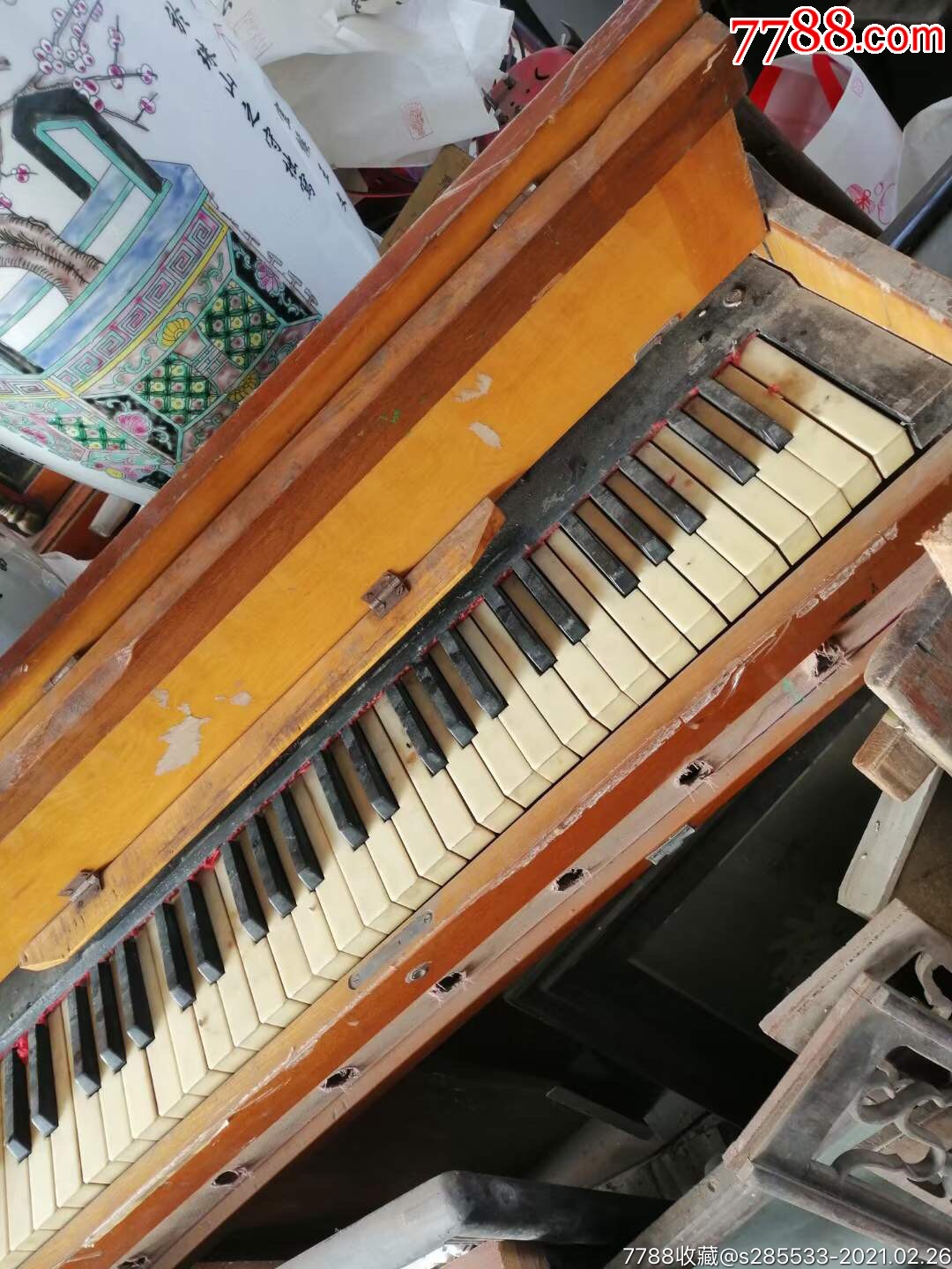 老钢琴一架