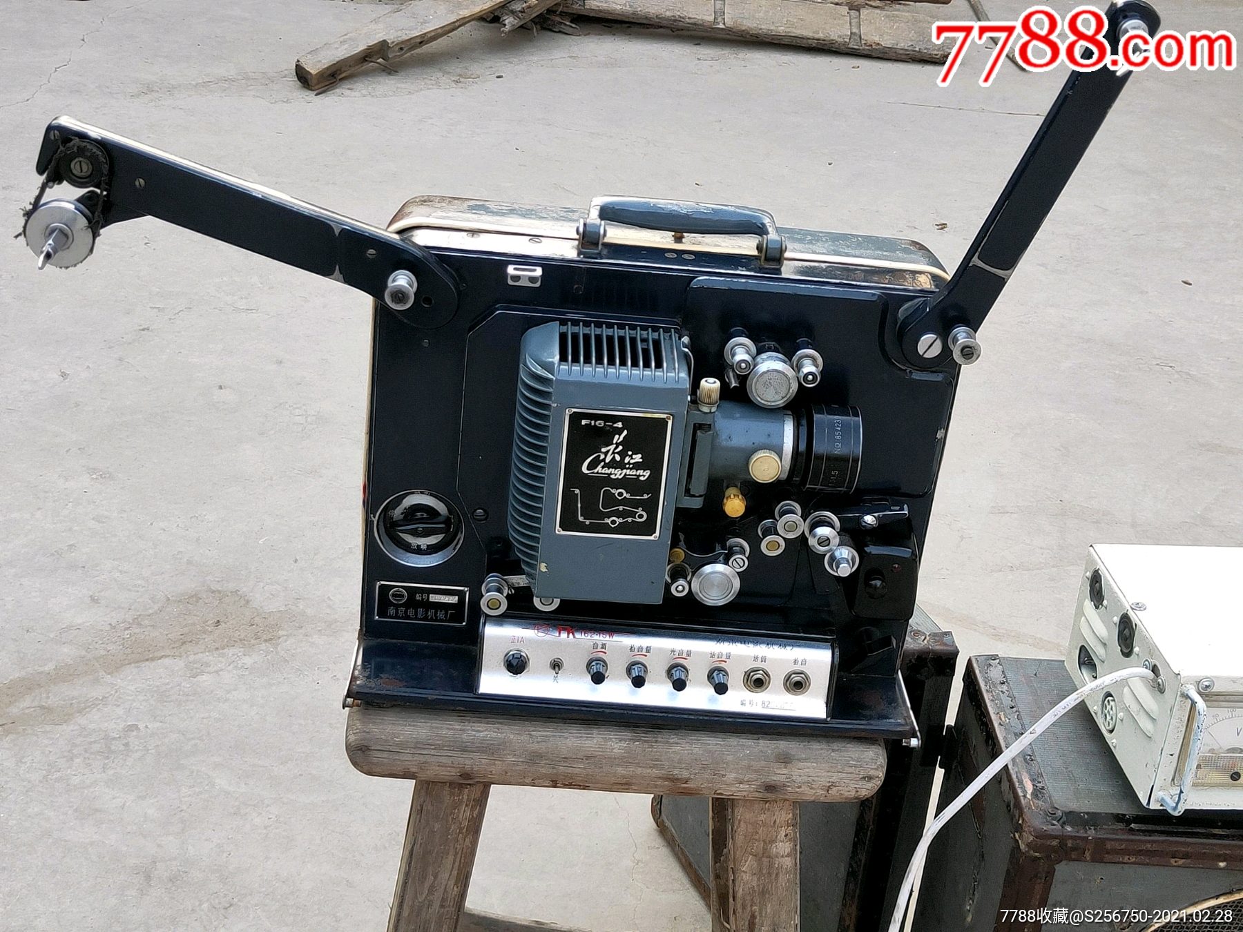 76年江苏南京产老长江牌16毫米铁皮外克钨灯电影放映机一套品相如图