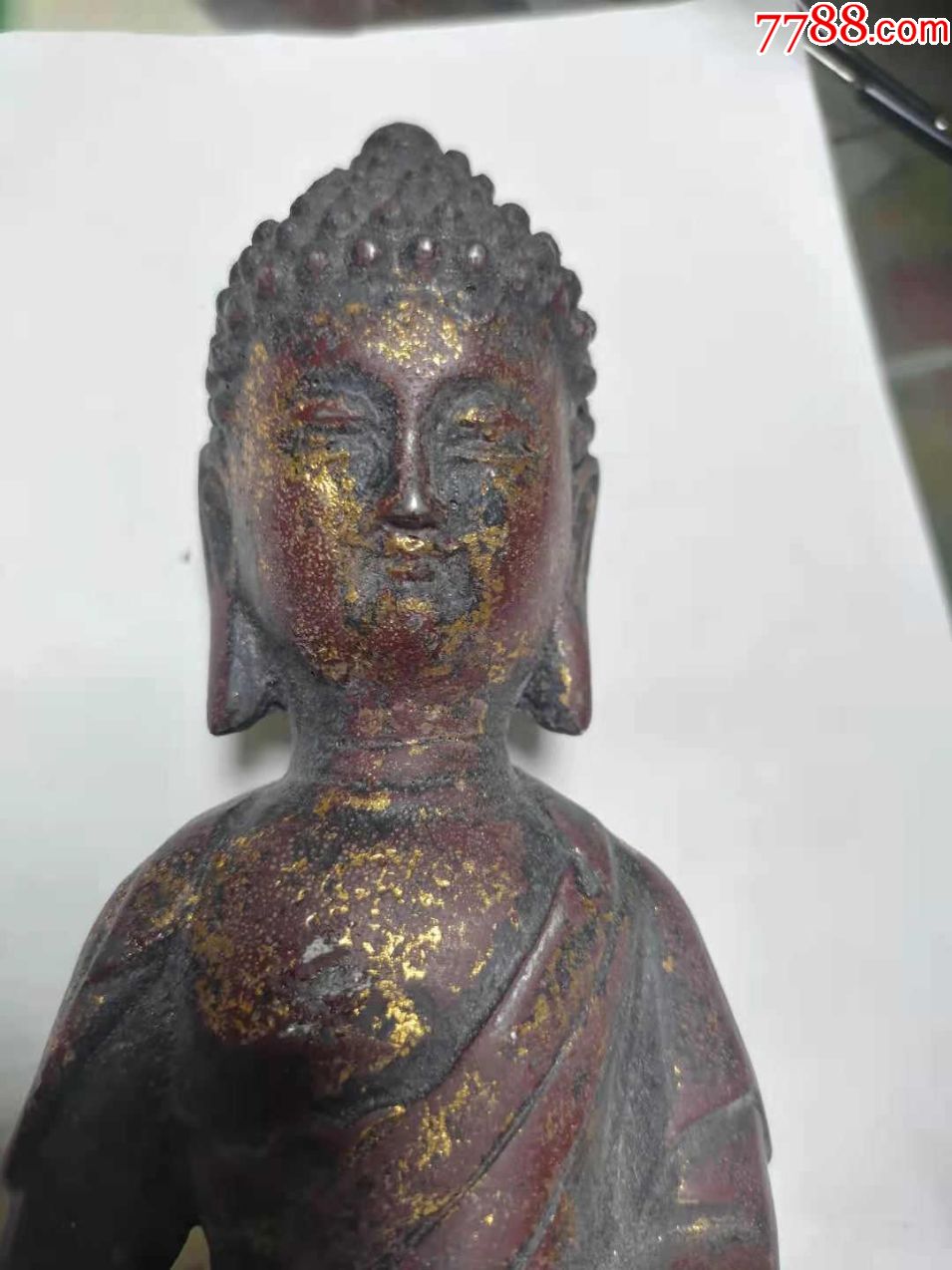 一尊紫铜镏金(也可能是青铜)佛像,但不懂是什么年代的,也不知究竟是