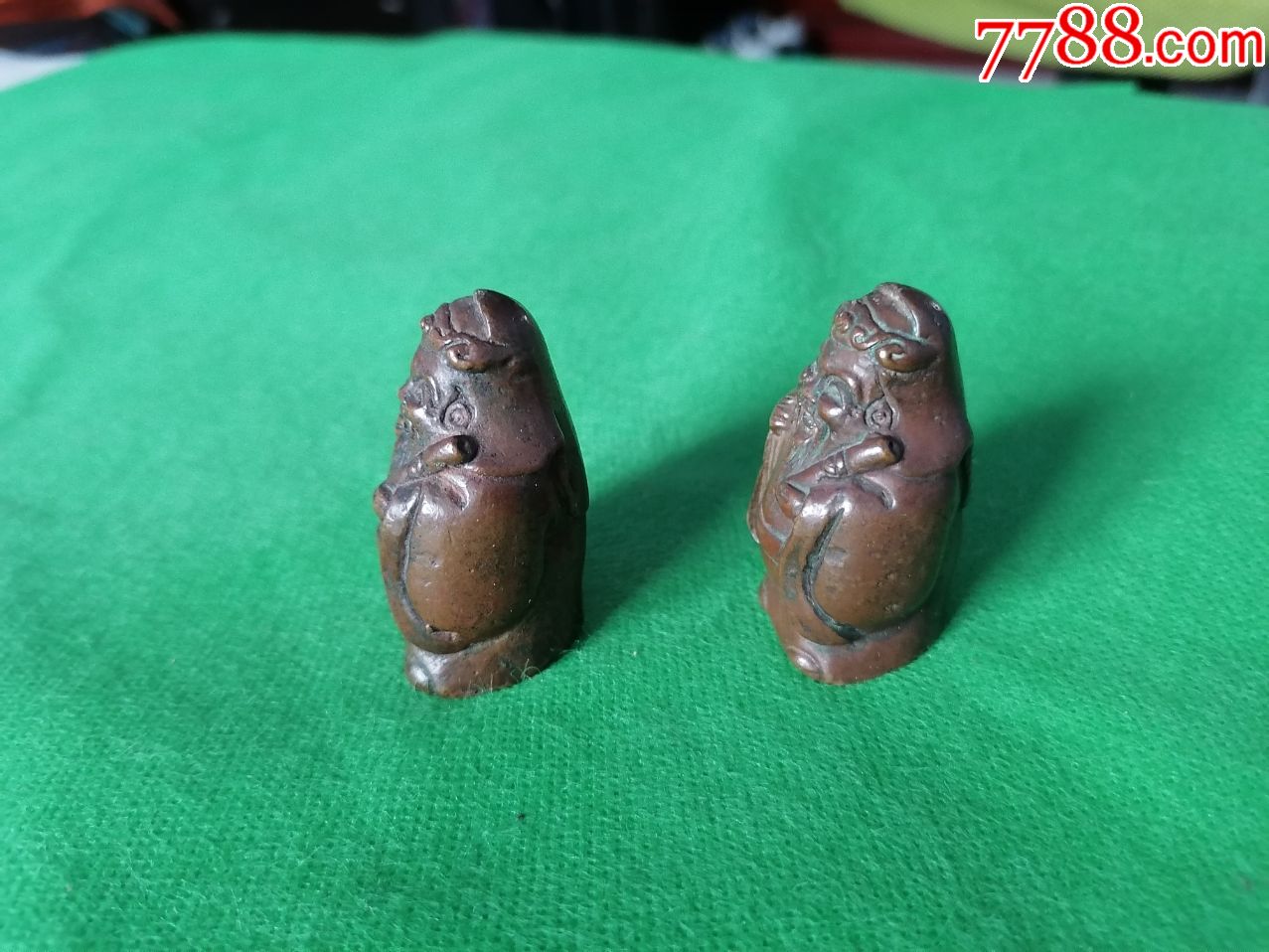 小铜像一对