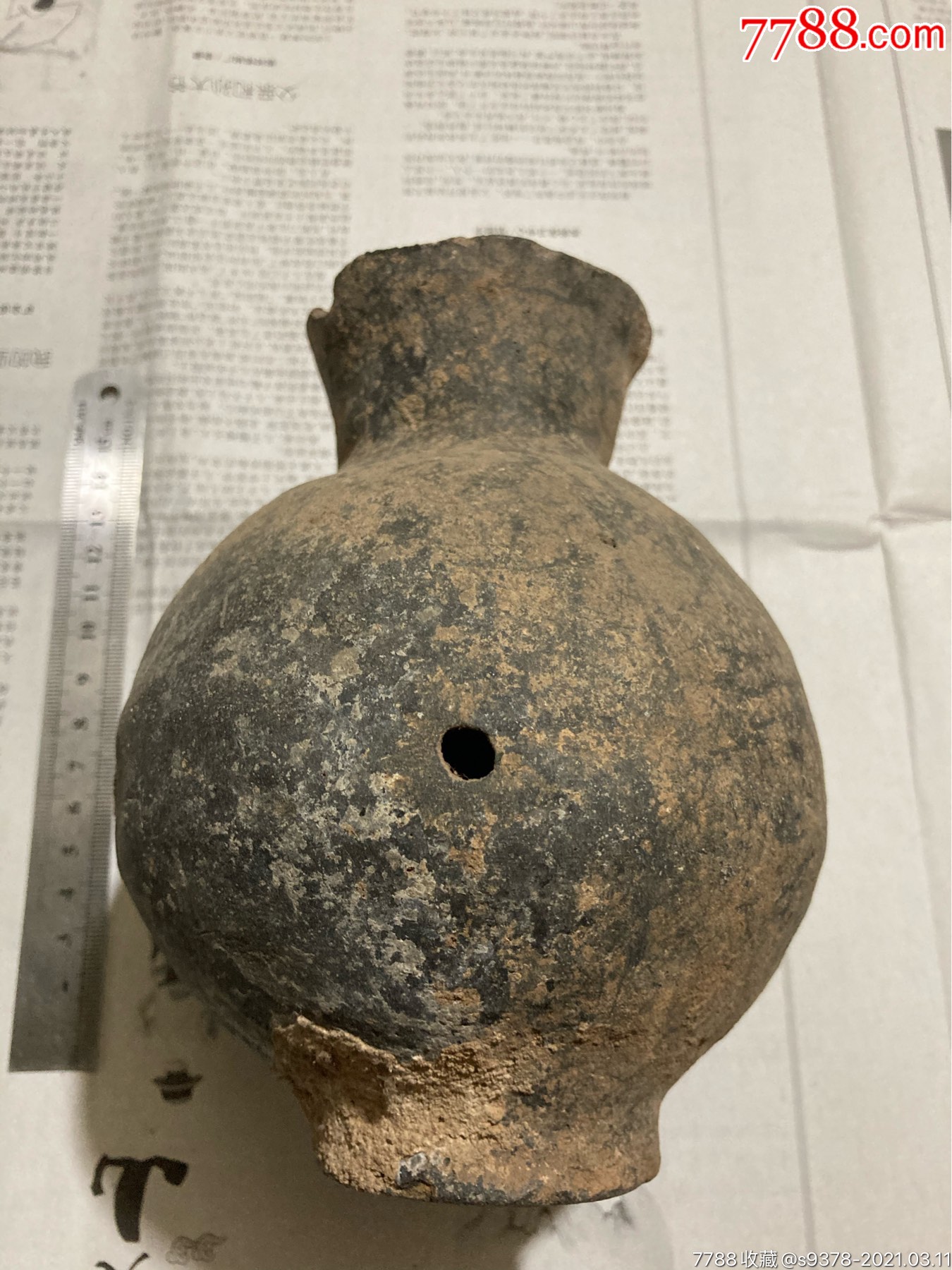 汉代以前黑陶罐有一洞