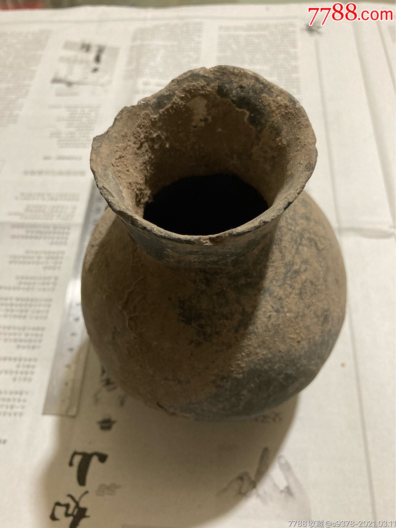 汉代以前黑陶罐,有一洞