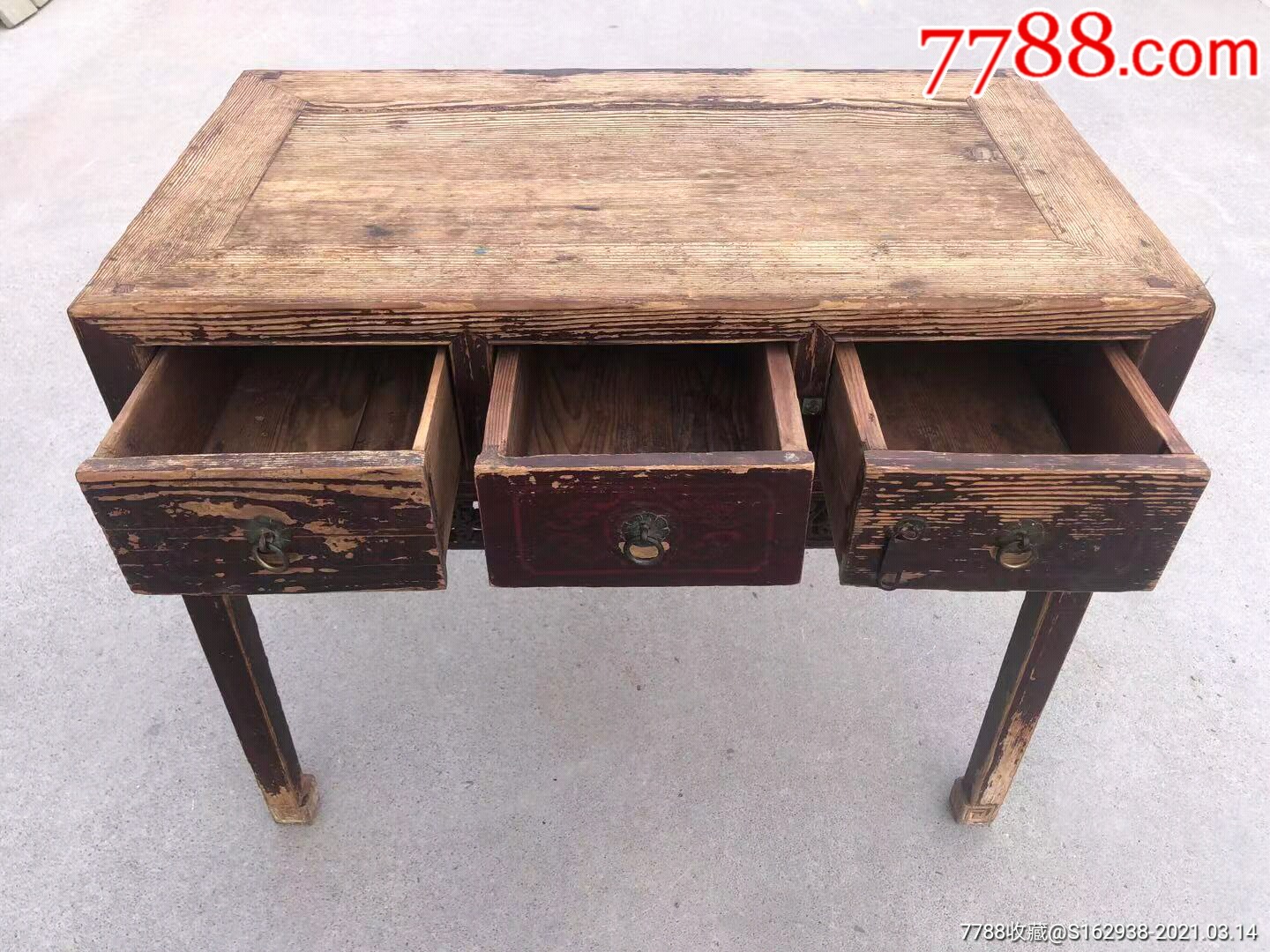 清代书桌,楸木材质,结实典雅,铜件齐全,雕刻精美,寓意吉祥,古韵浓厚