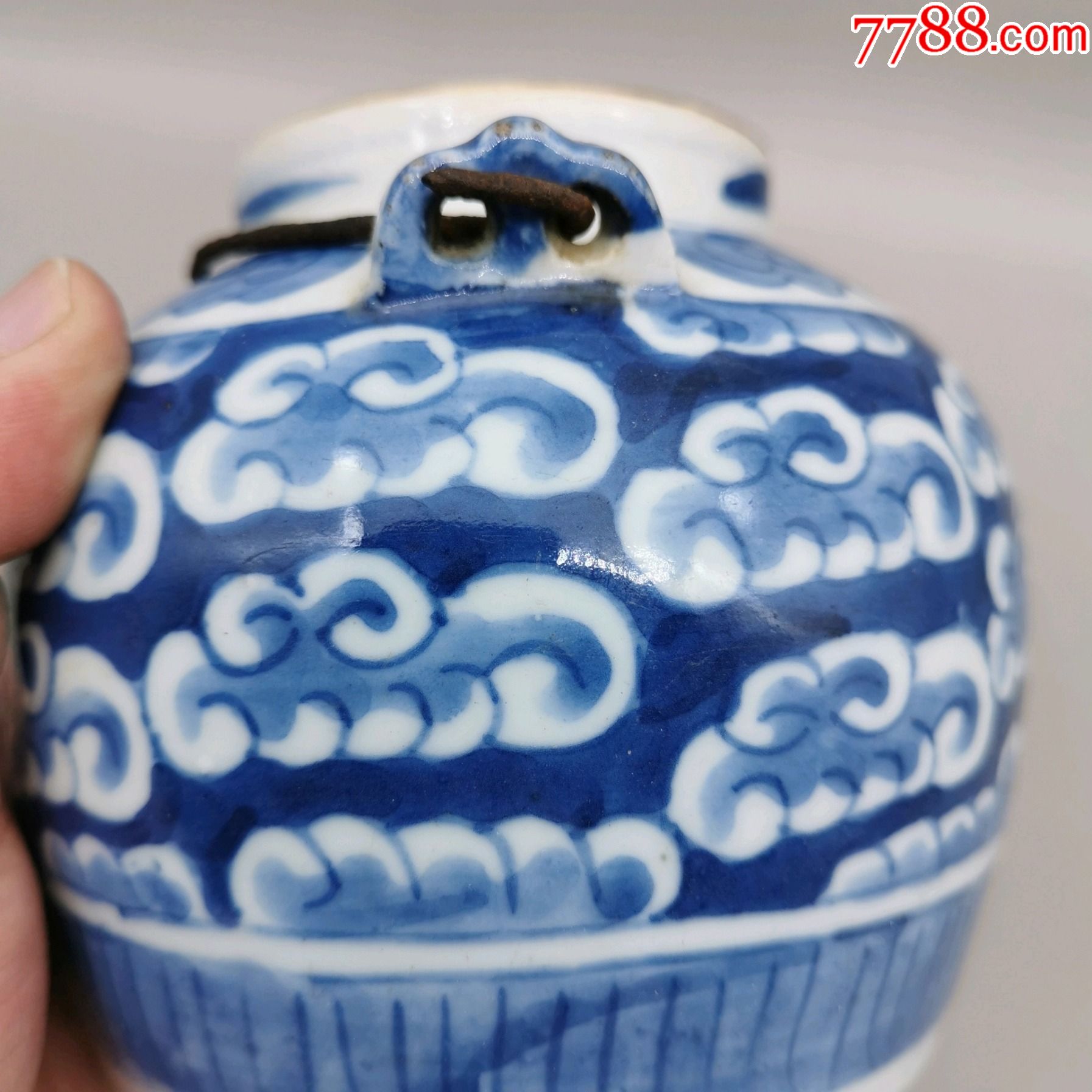 清代青花蝙蝠云纹瓷茶壶
