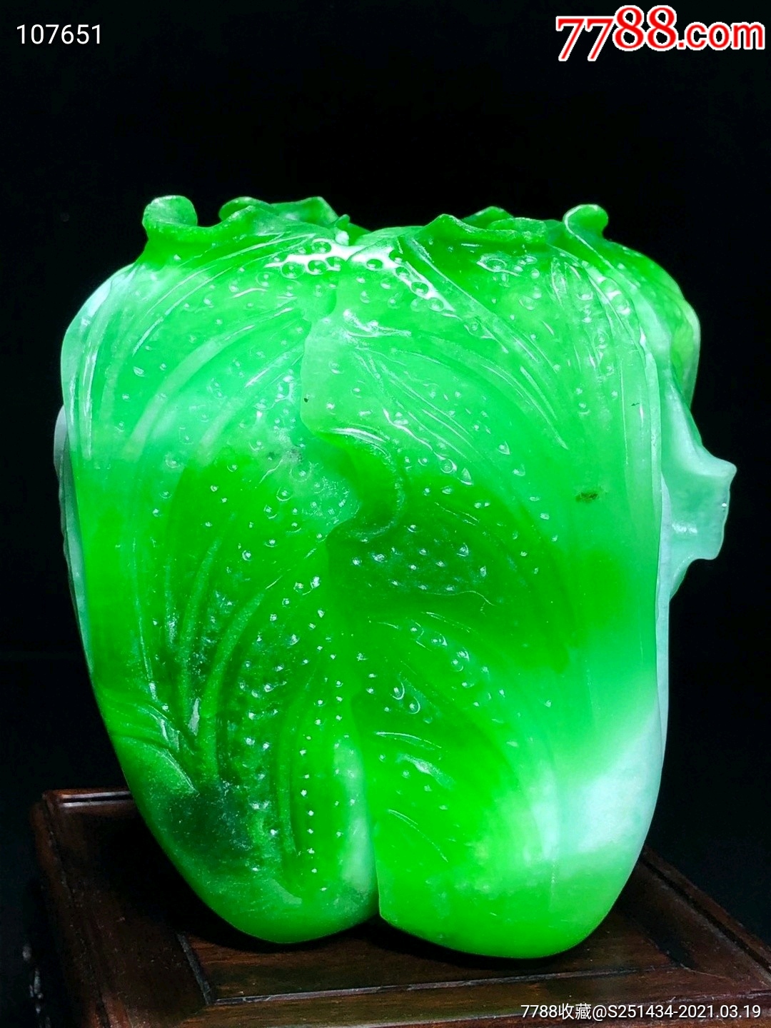 翡翠整体雕刻白菜摆件