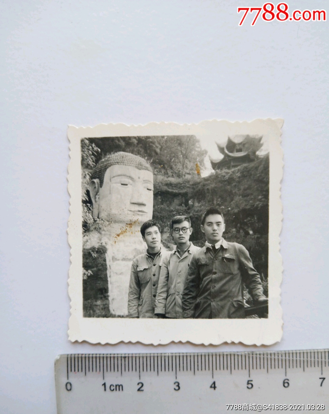 早期乐山大佛前留影