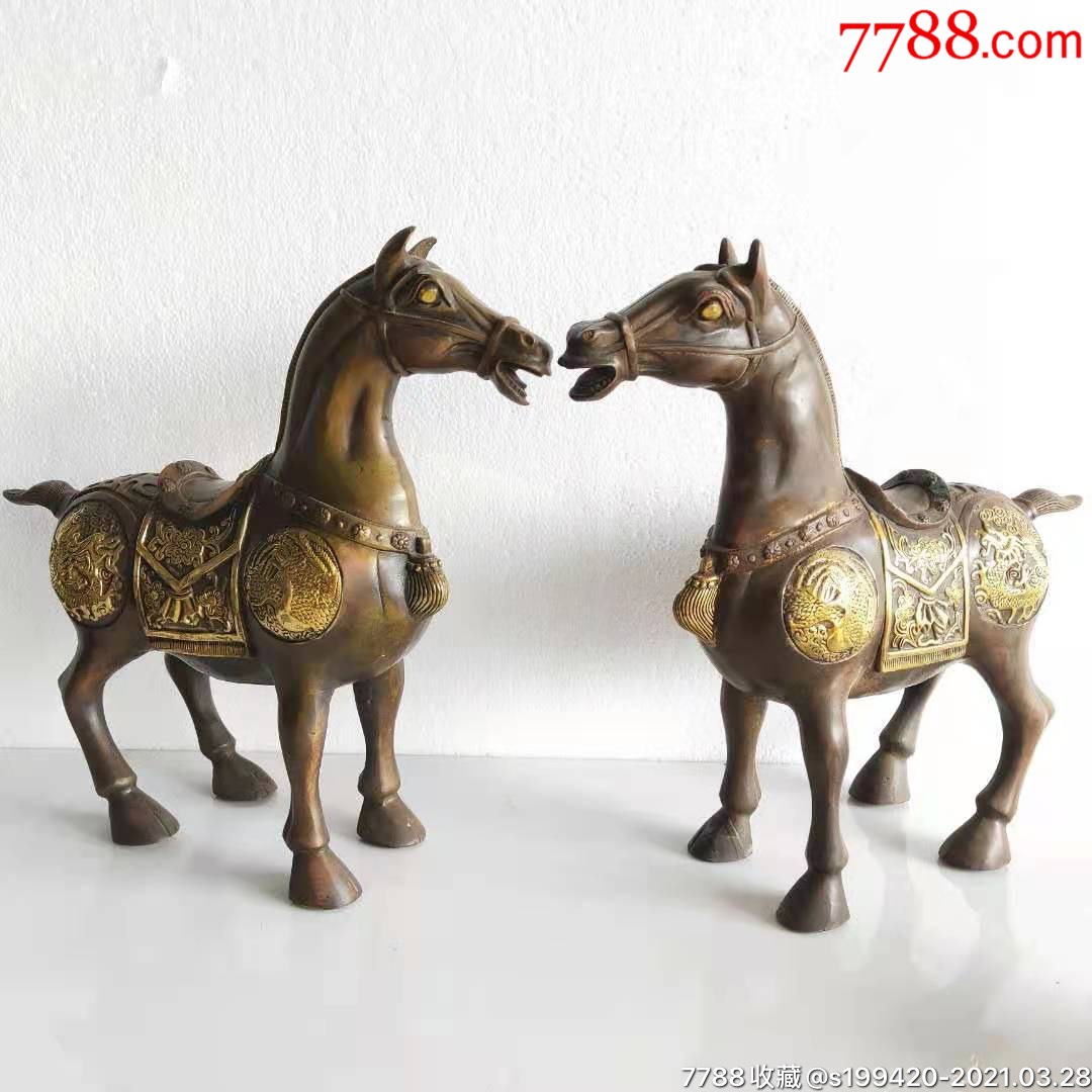 紫铜溜金骏马一对.雕有龙风,形态逼真,雕工精致.
