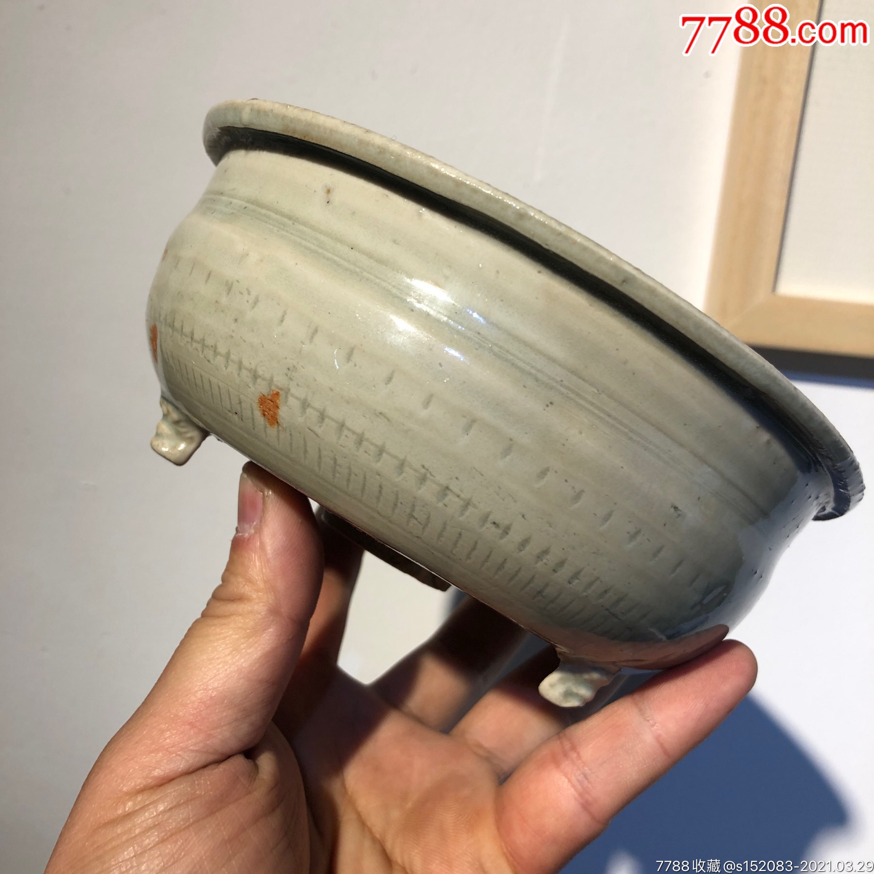 民国青瓷香炉,有暗刻花,器型规整,口沿有两处修补.