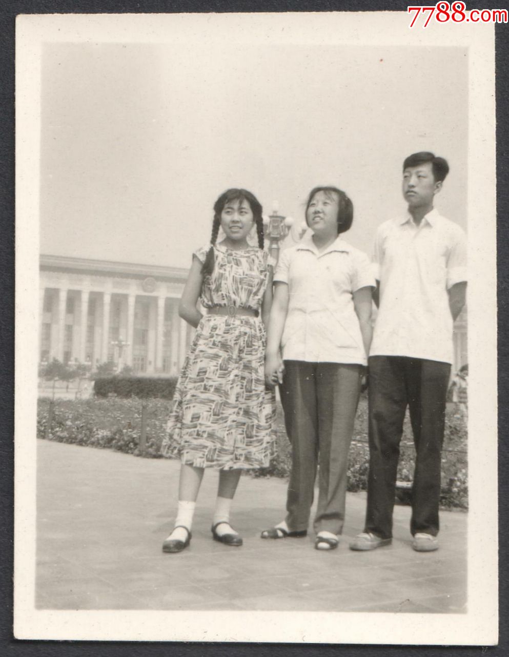 五六十年代北京天安门广场留念老照片穿着漂亮布拉吉的麻花辫子姑娘