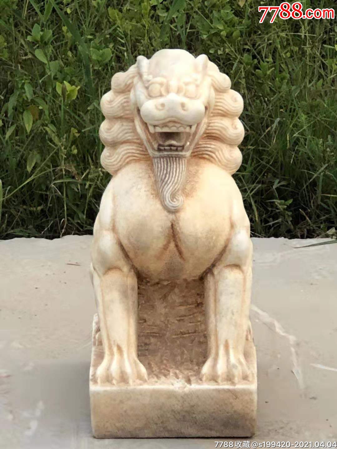 汉白玉石狮一对,全品无瑕疵,石质坚硬,包浆一流,做工精细,高63cm.