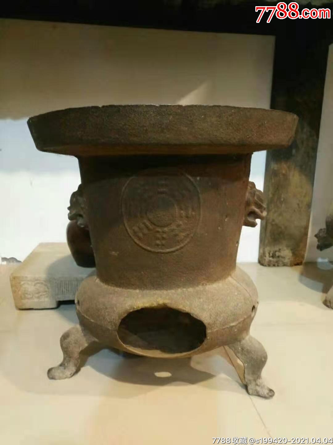 明代铁香炉庄园供奉上香用品做工独特如图有点小碰裂中间其中一点