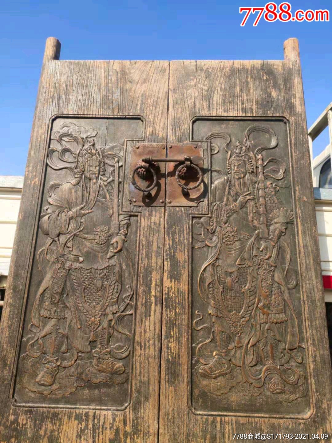 清代,榆木,大风化披灰,高浮雕门神大门一对,做工讲究,三道门栓,大户