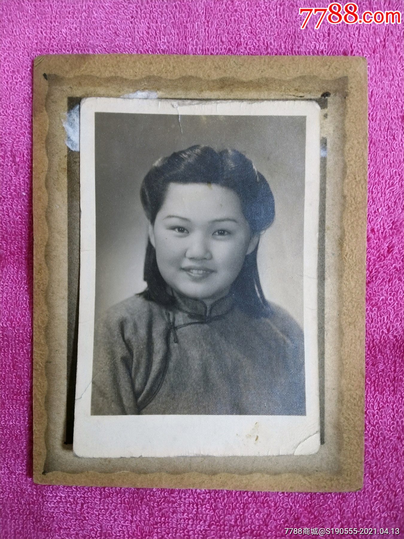 民国时期:穿旗袍的烫发美女学生老照片1枚(照片尺寸10