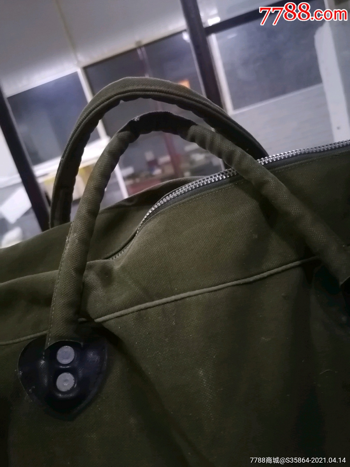 一个八十年代的帆布旅行包
