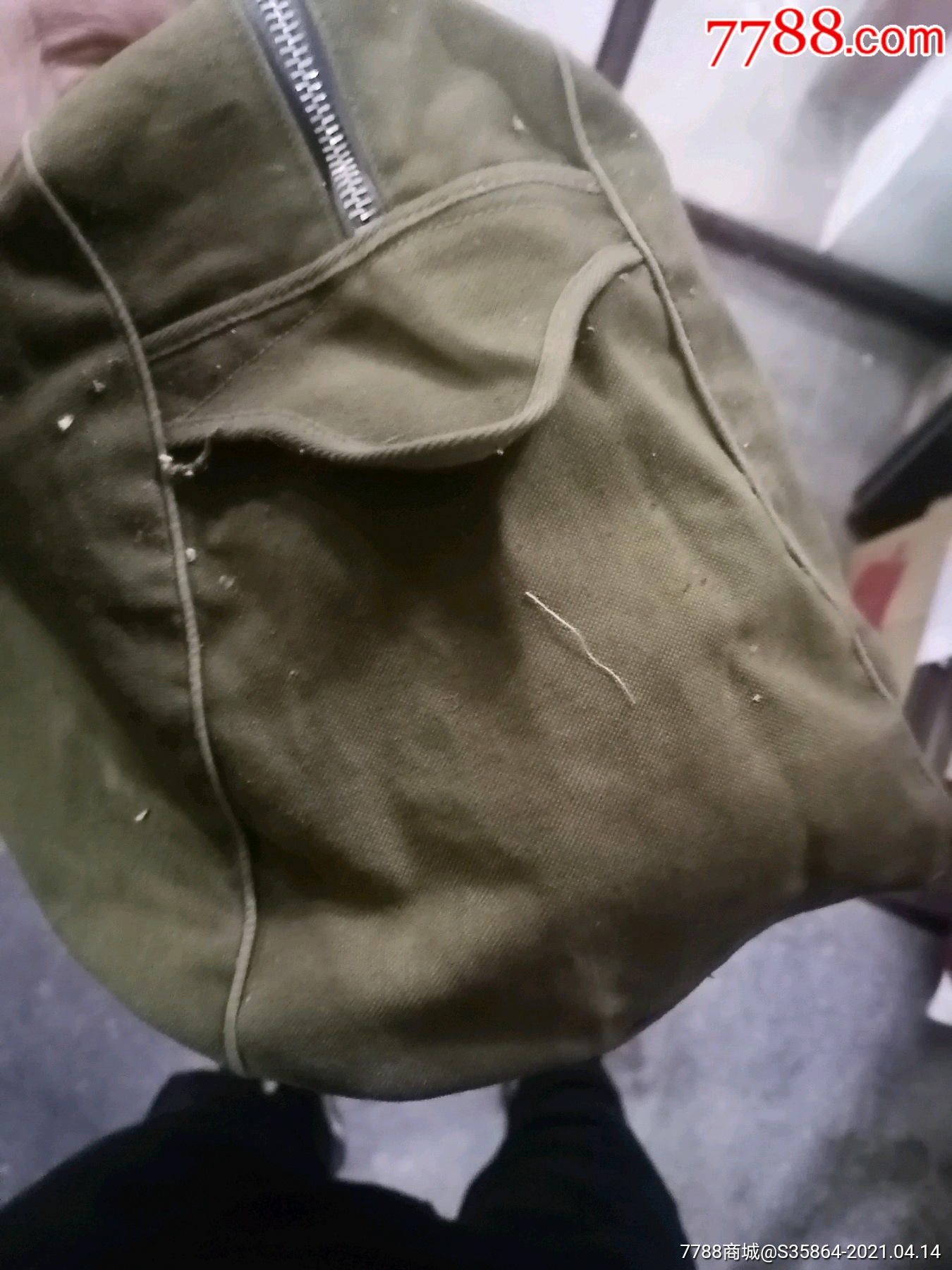 一个八十年代的帆布旅行包
