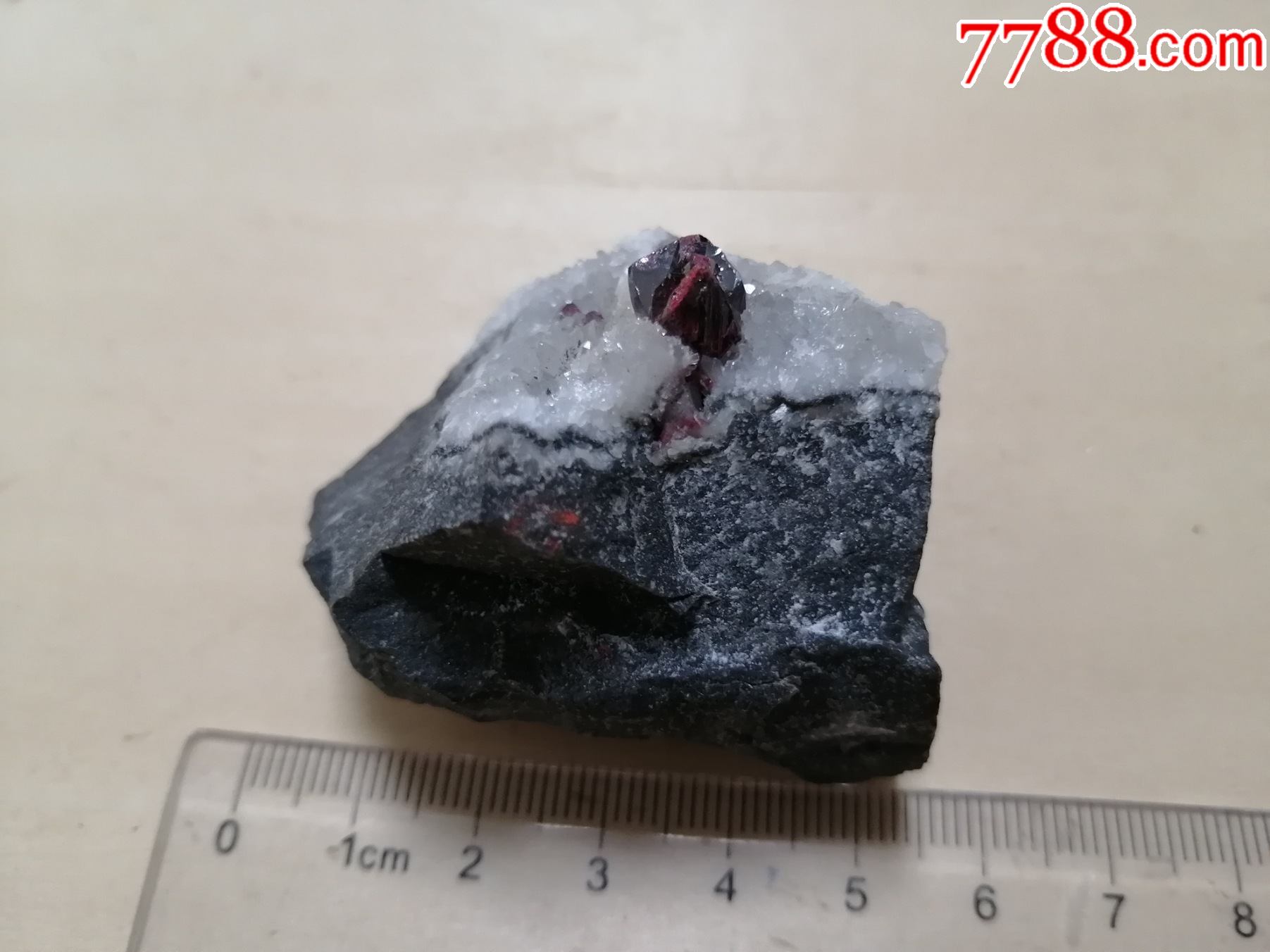 红色原矿石伴生白水晶与石英原石,可能是朱砂原石,辰砂,辟邪平安,尺寸