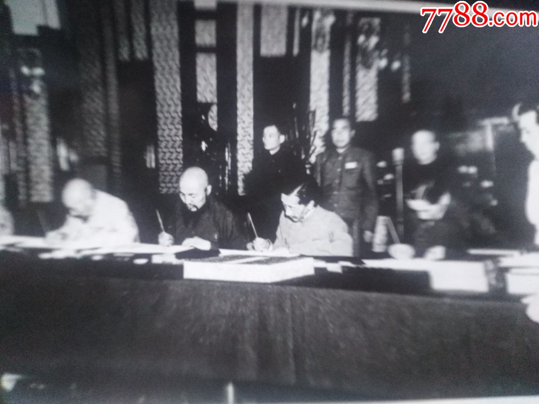 西藏地方全体代表在关于和平解放西藏办法的会议上签字,1951年