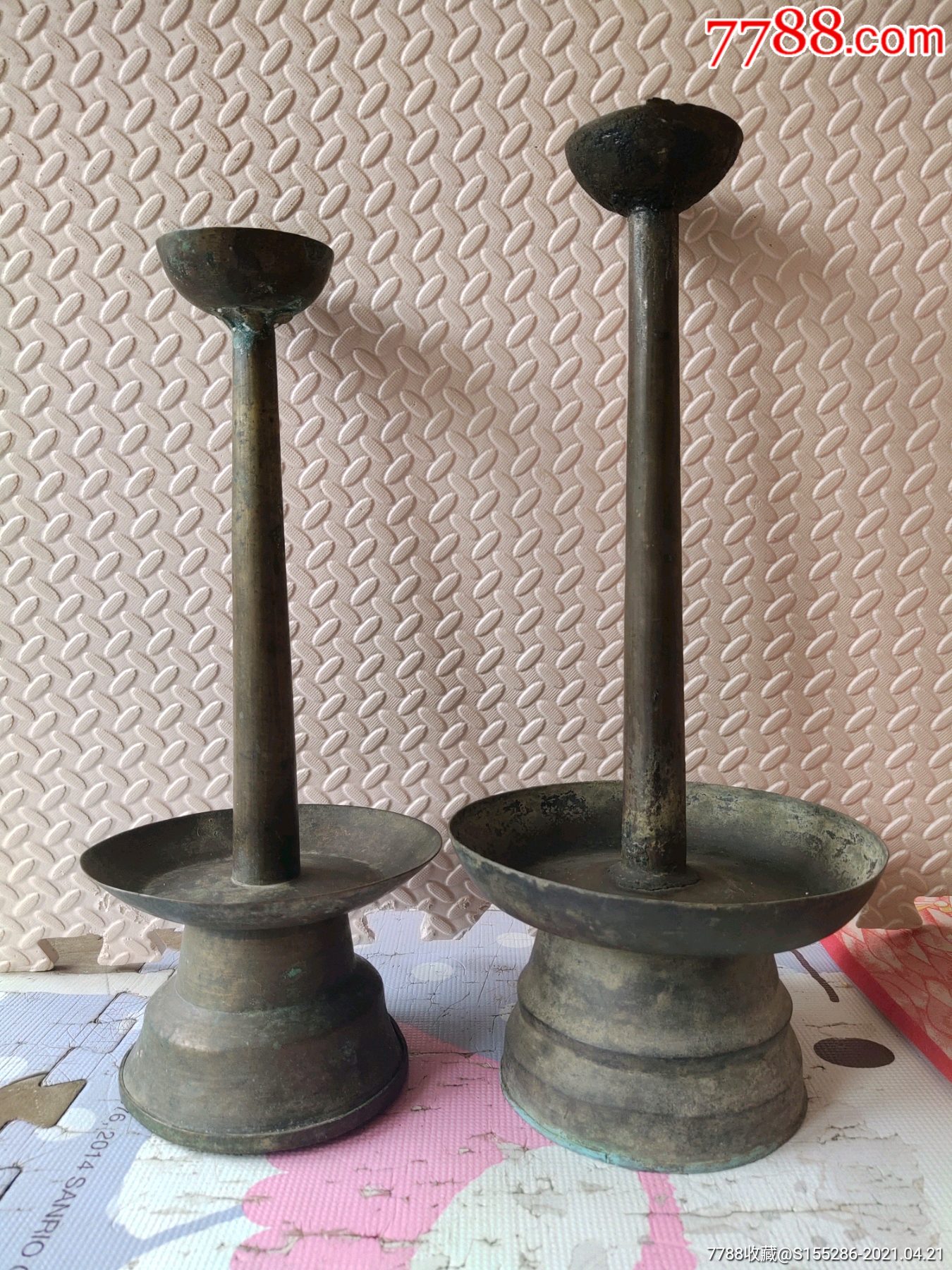 清代铜烛台两个大的高39厘米直径19厘米小的高355厘米直径16厘米
