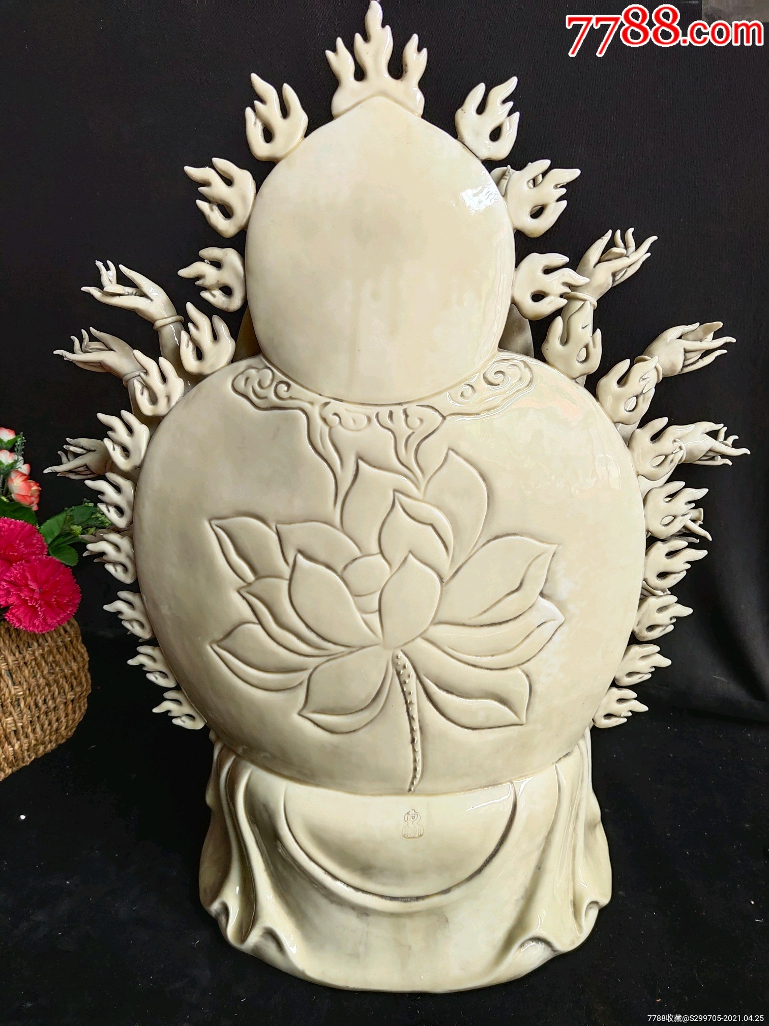 >> 千手观音一尊,福建德化白瓷,做工精美,线条流畅,高约56cm.宽约45cm