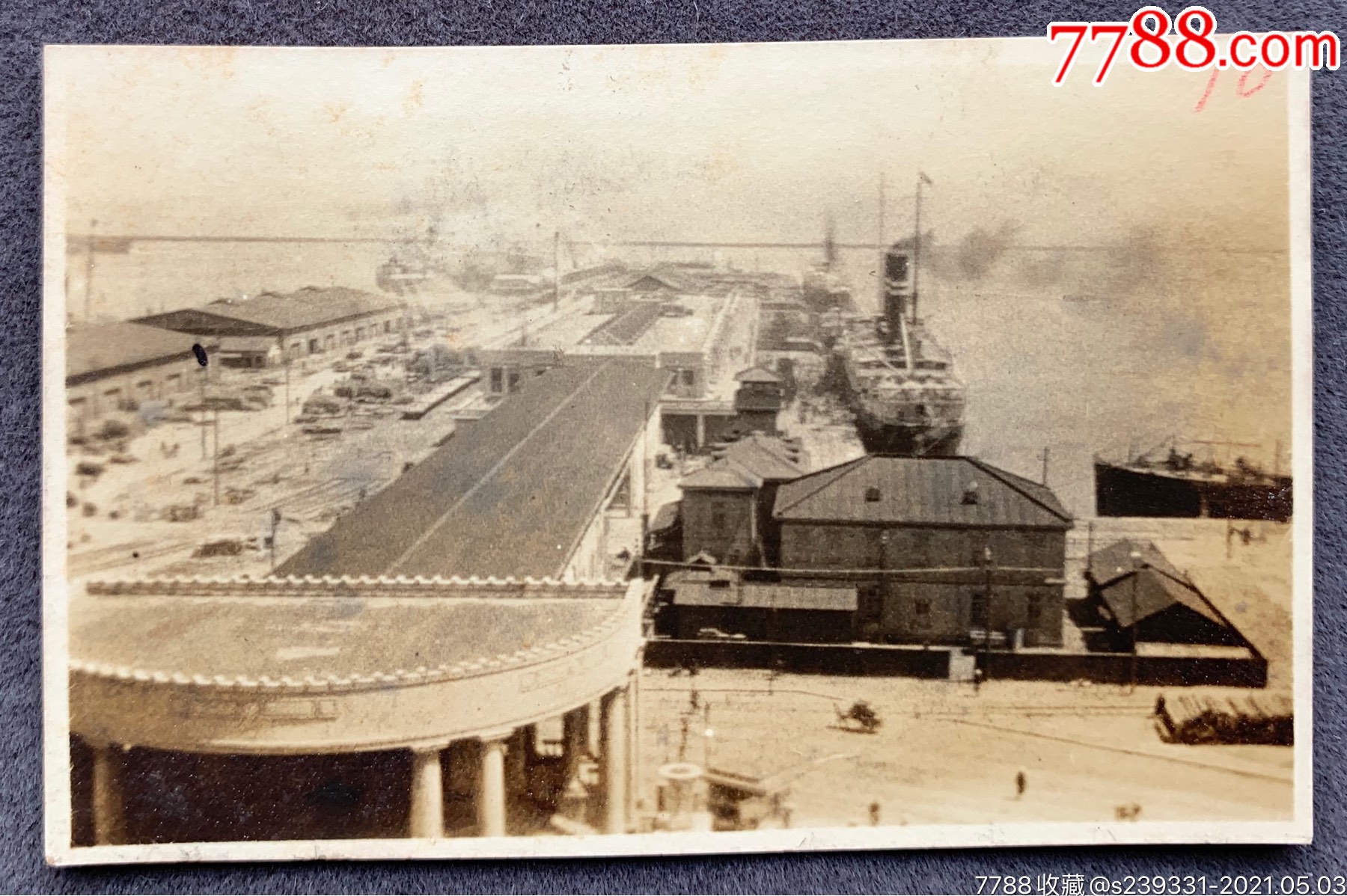 影民国时期辽宁大连港码头候船厅及繁忙的货物装卸景象泛银老照片一张