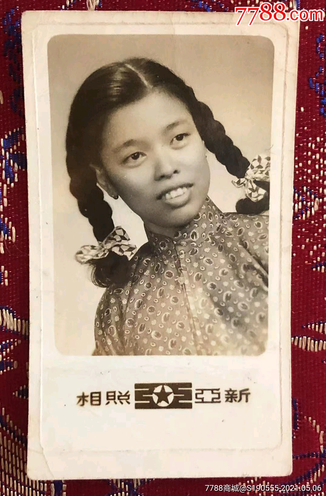 50年代初穿花衣扎小辫的女青年留影特色老照片