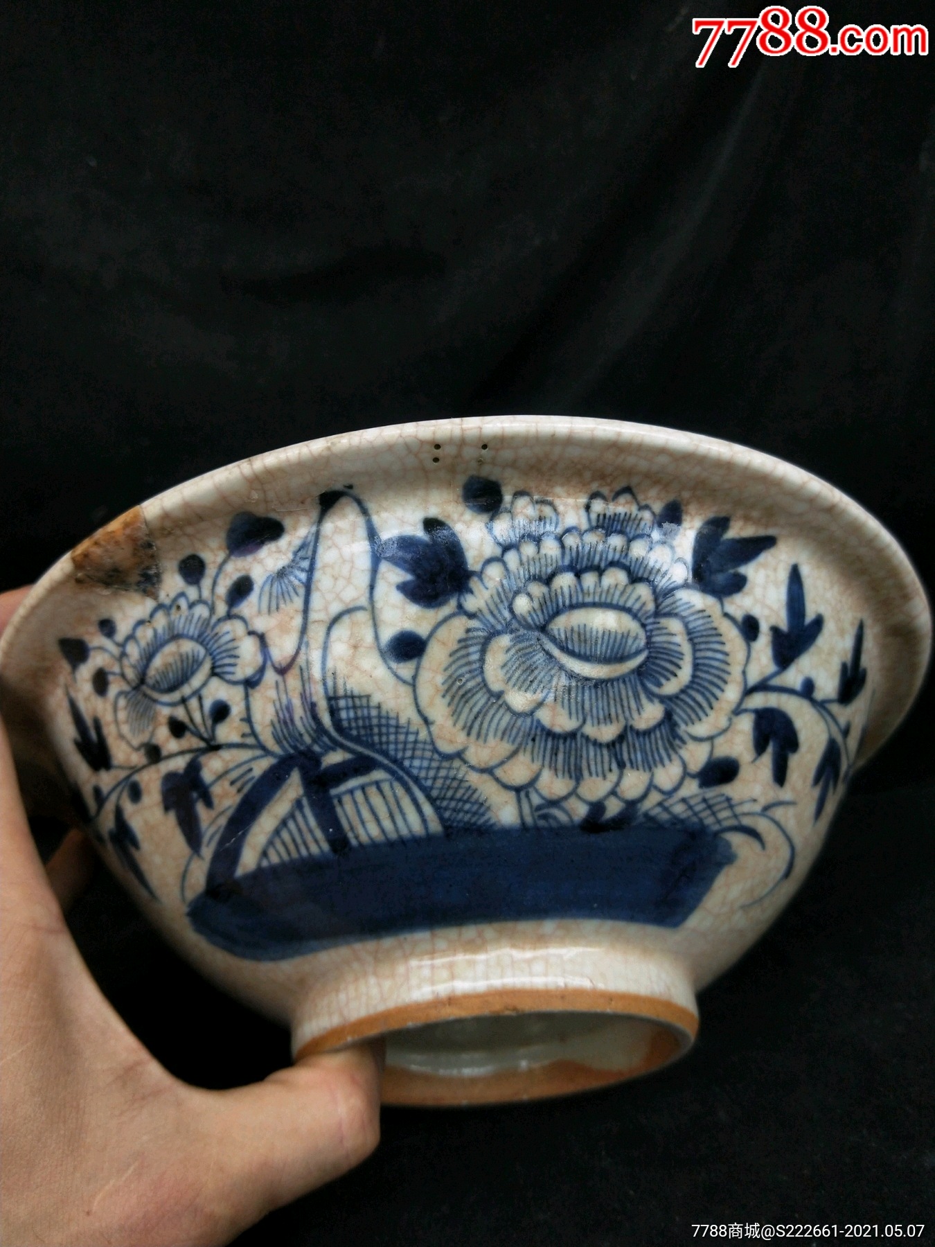 清代中早期,哥釉青花花卉纹大碗