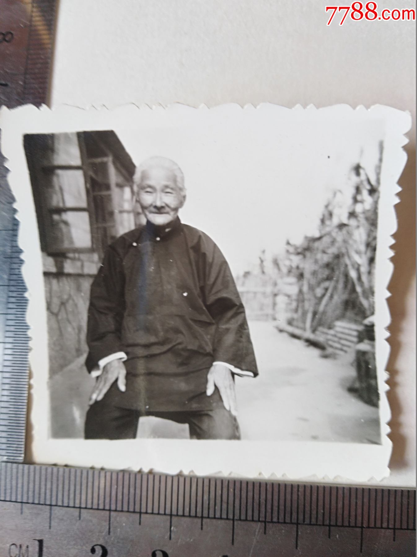 小房前的老奶奶-价格:1元-se80044311-老照片-零售