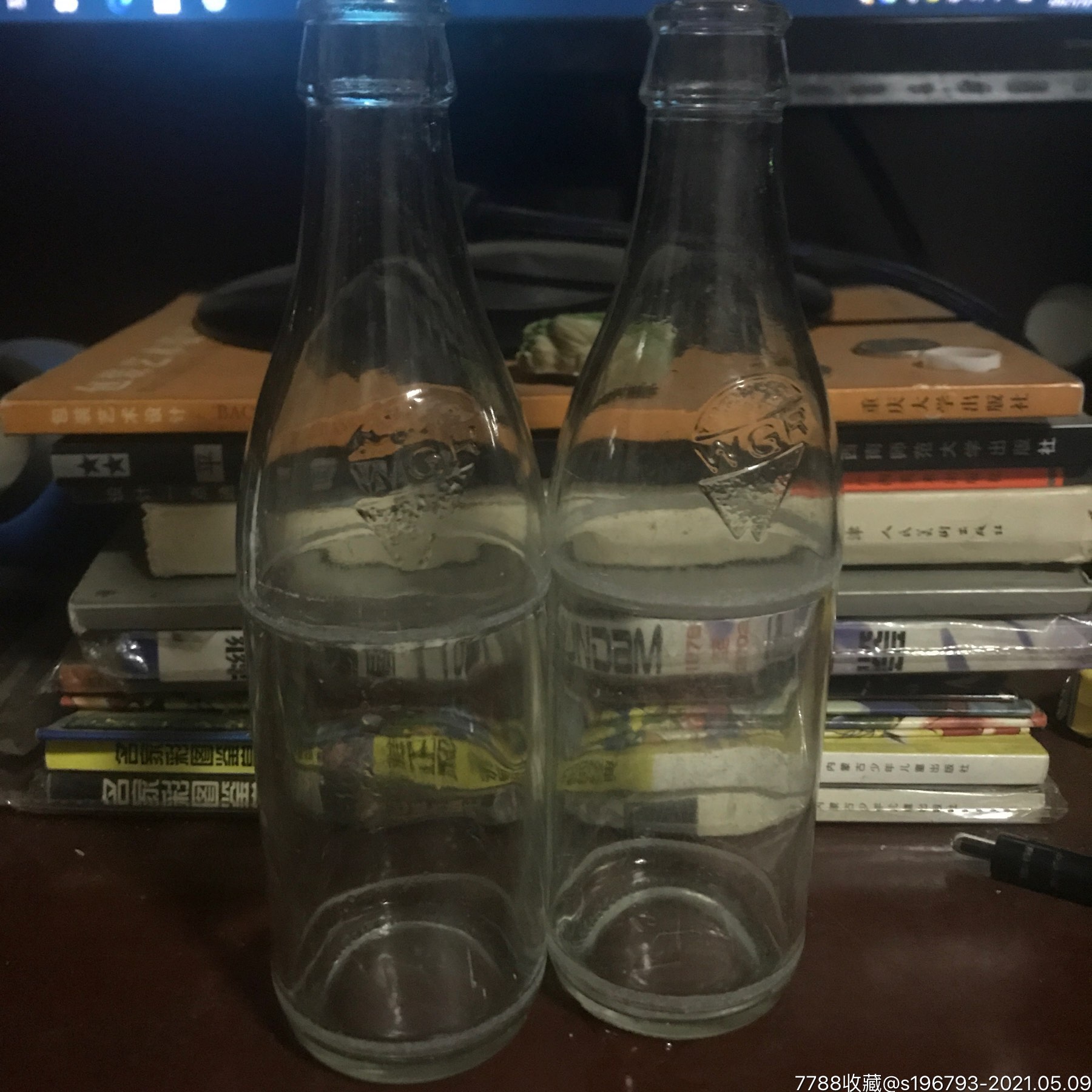 武钢人,文革时期武汉钢铁厂内*工人汽水玻璃瓶盐汽水一对