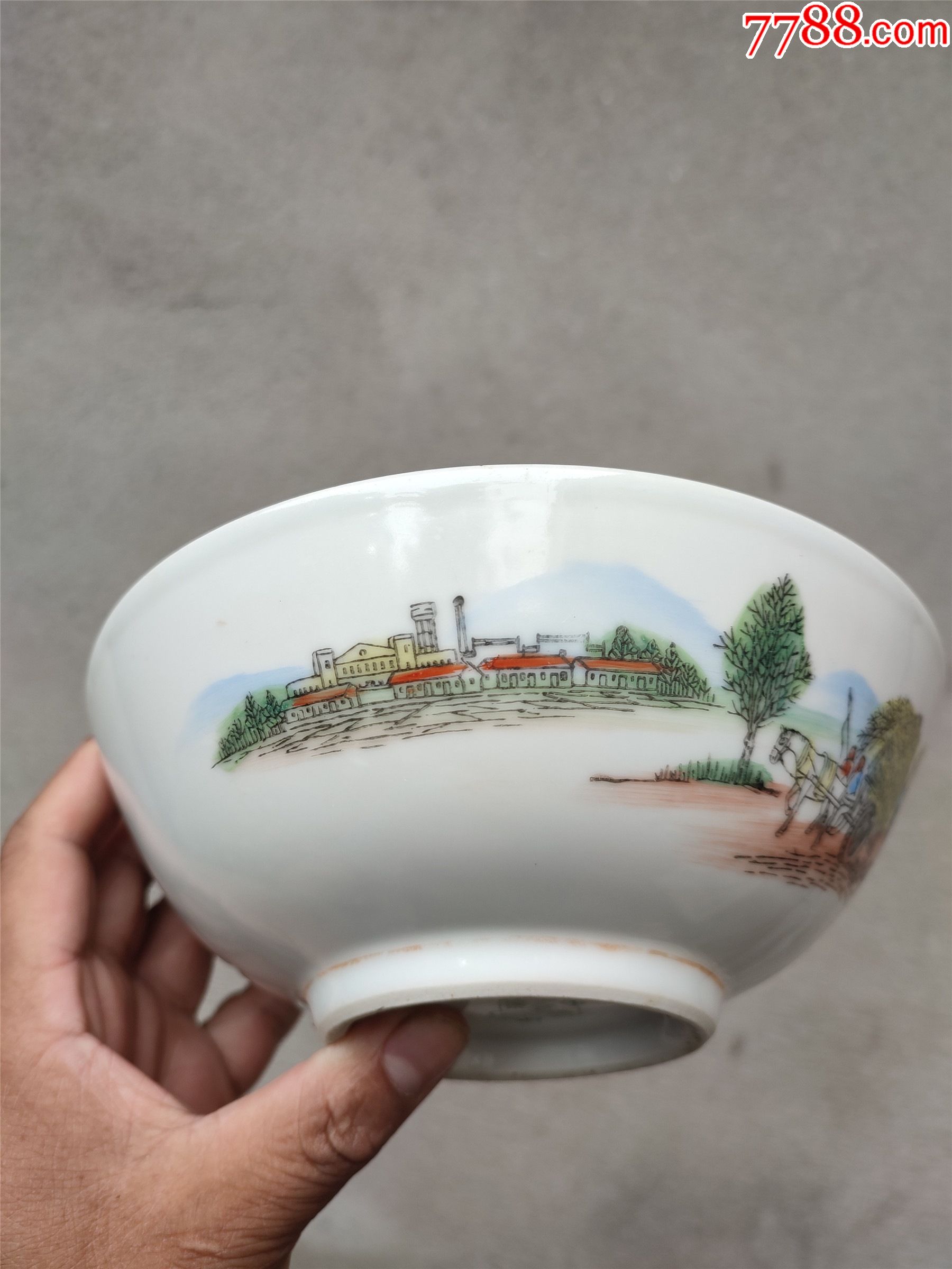 六七十年代的瓷器碗,口径17厘米,有一个小磕,没有冲线