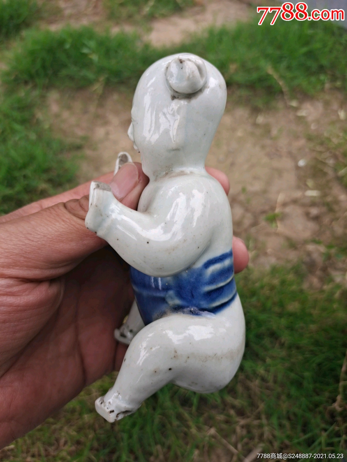 明代瓷童子摆件