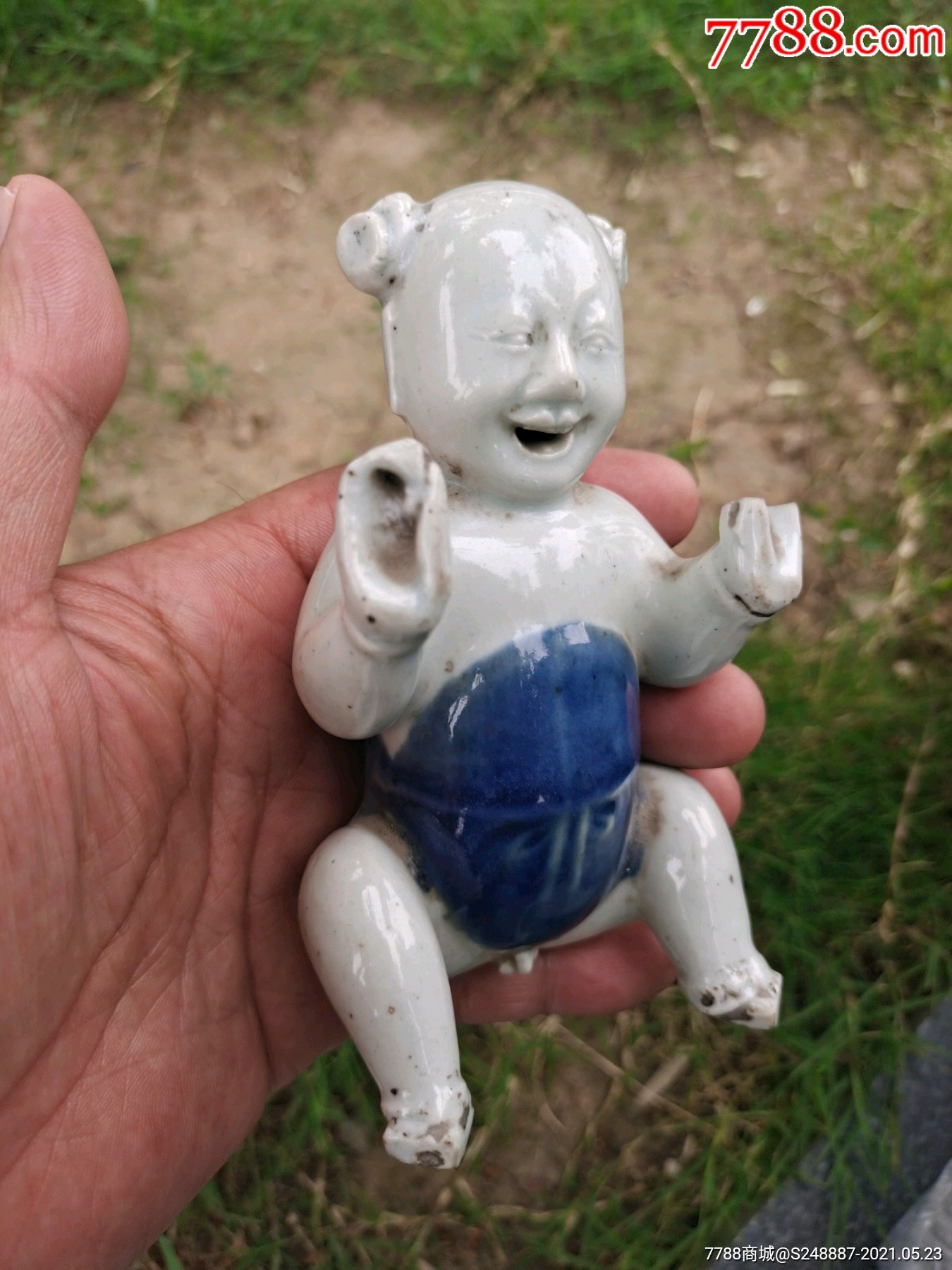 明代瓷童子摆件