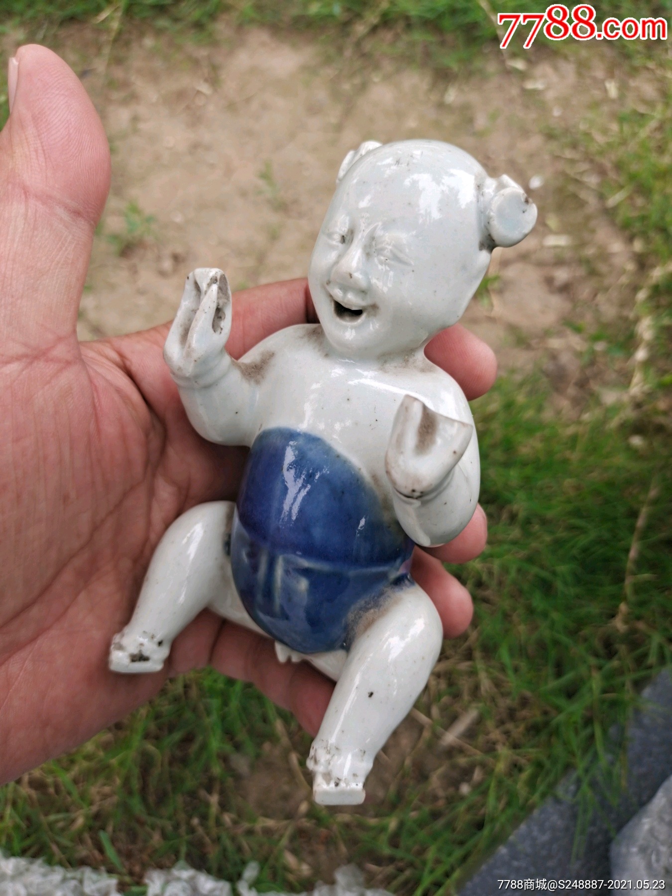 明代瓷童子摆件