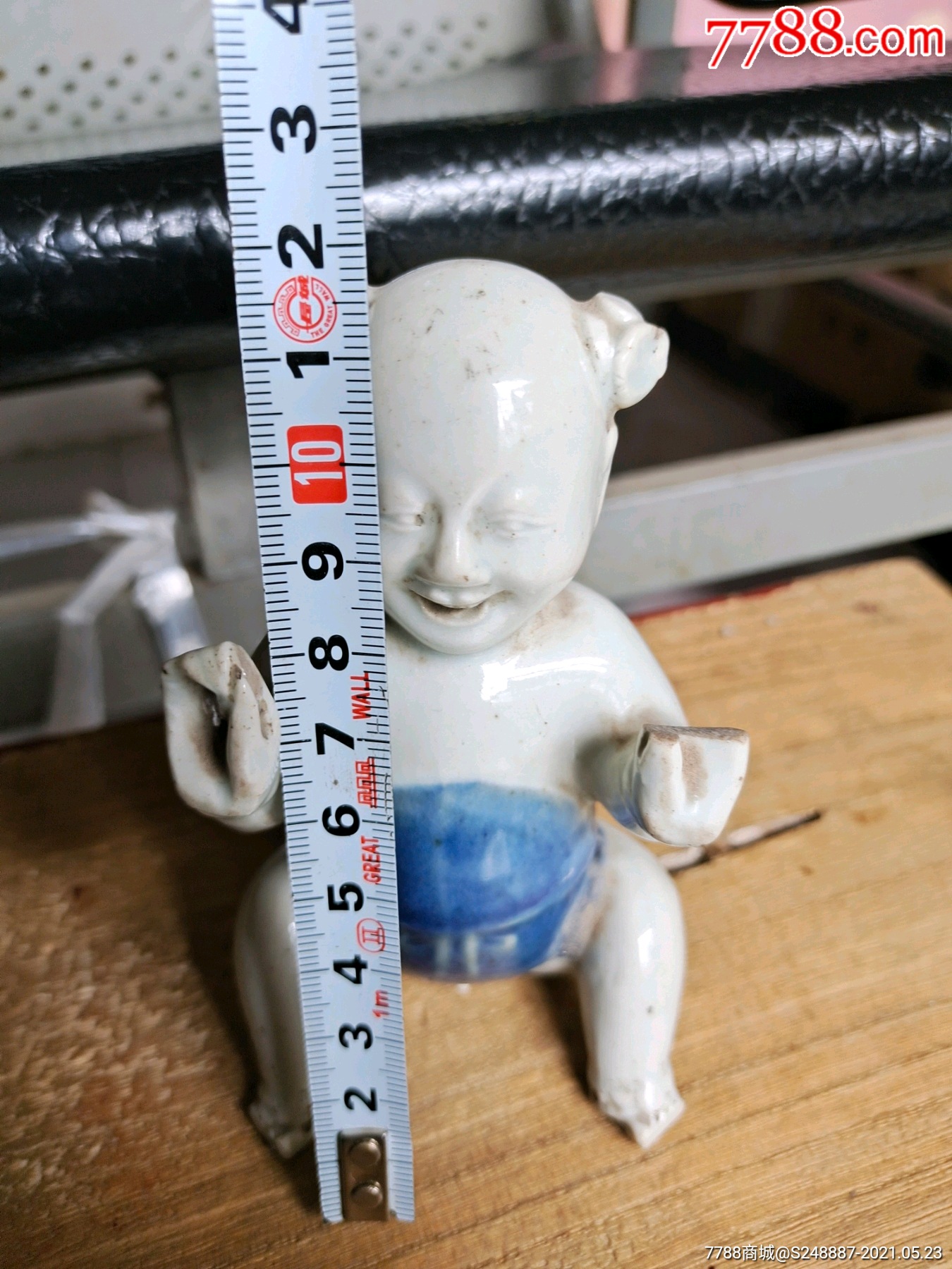 明代瓷童子摆件